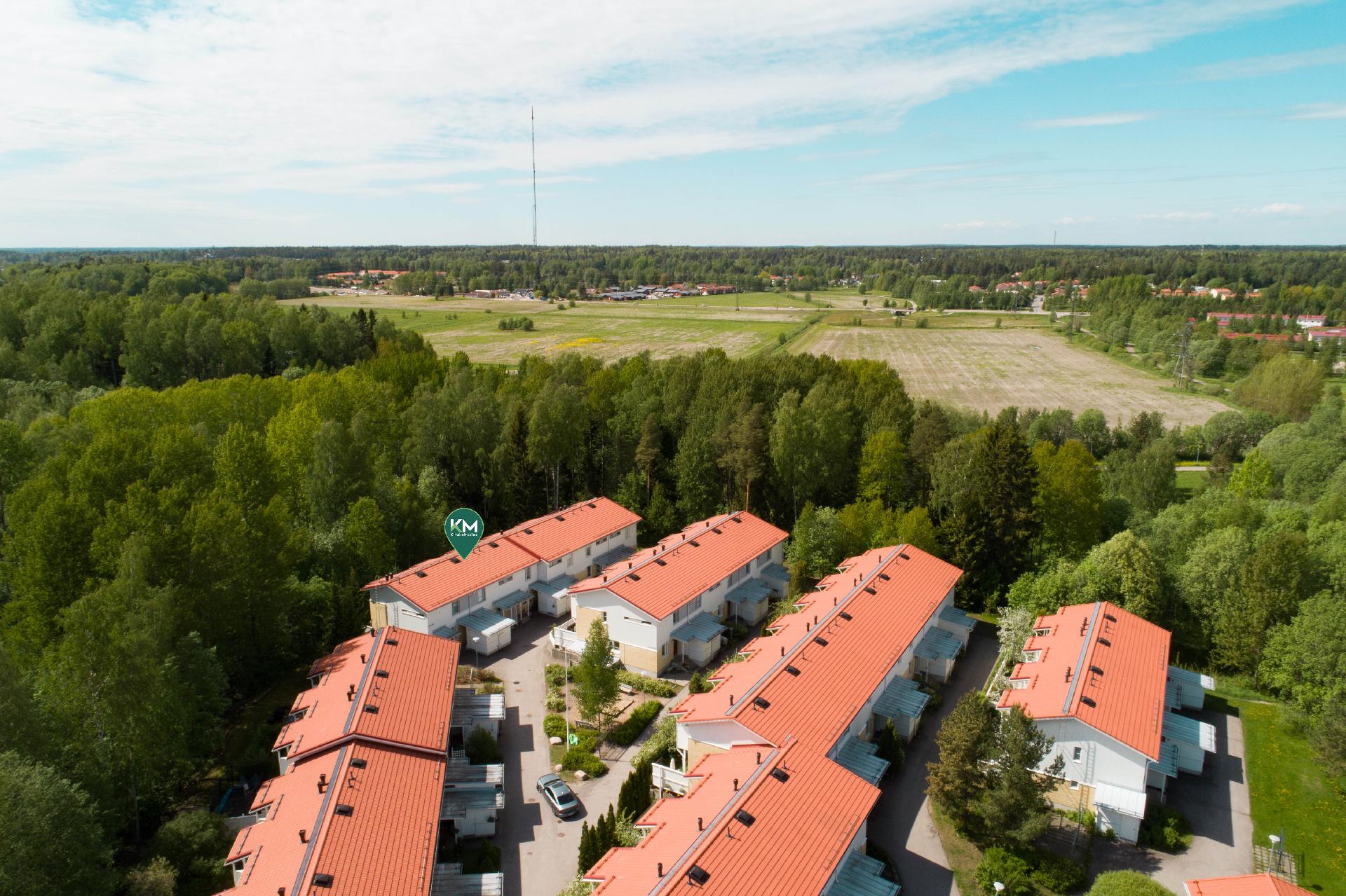 Hyvä sijainti yhtiössä. Omalta ulko-ovelta suoraan luonnon helmaan. 