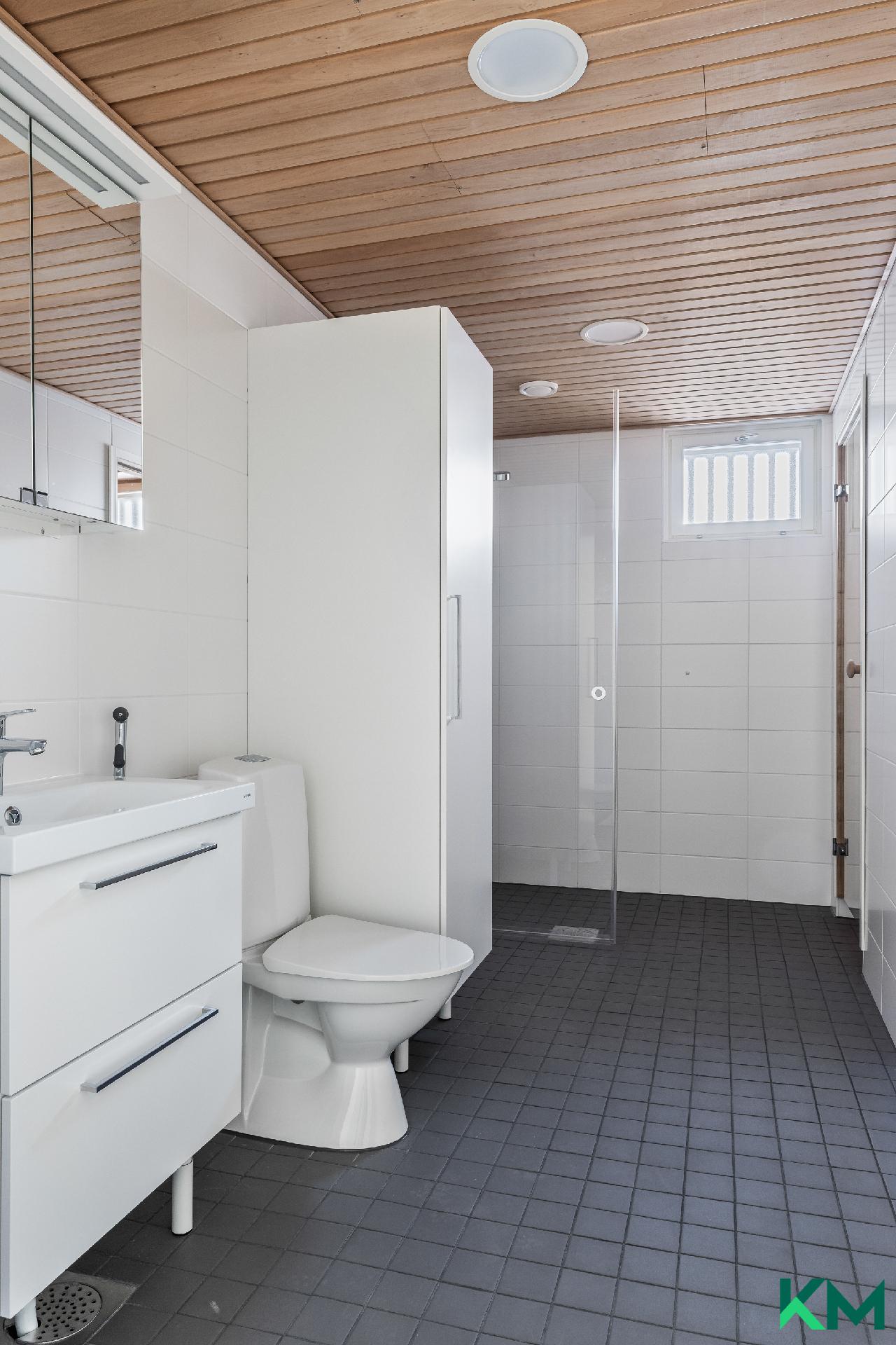 Tilava kylpyhuone-/saunaosasto