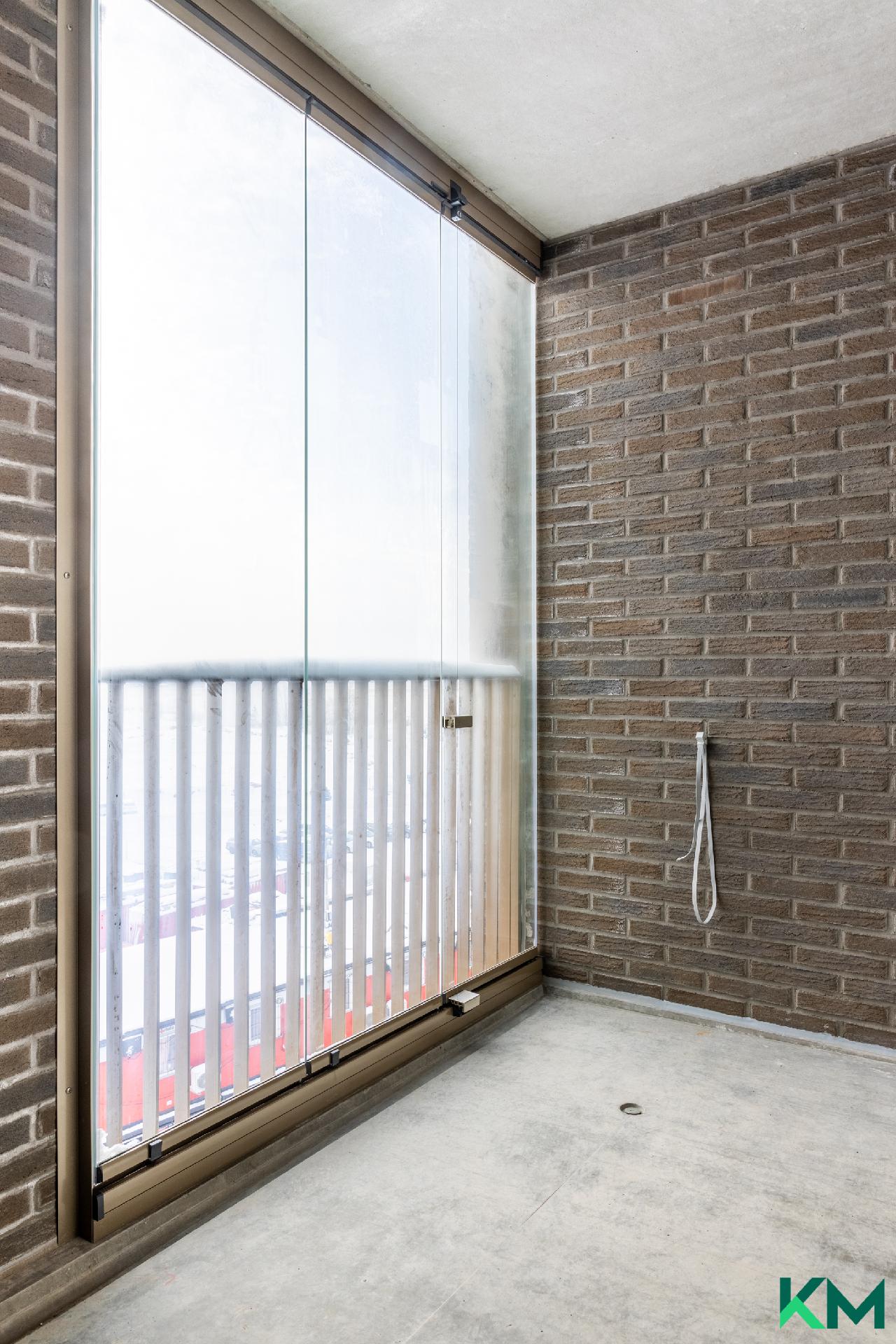 Lasitettu parveke tulevan puiston suuntaan