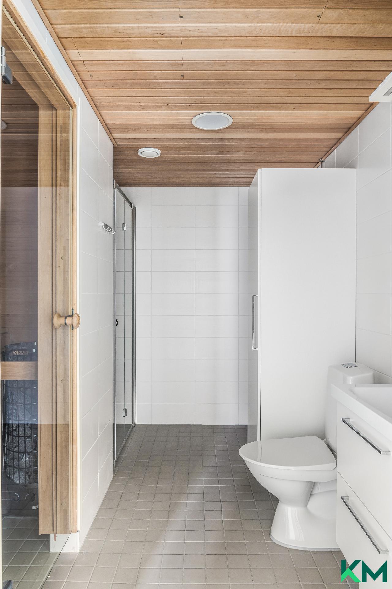 Tilava kylpyhuone-/saunaosasto