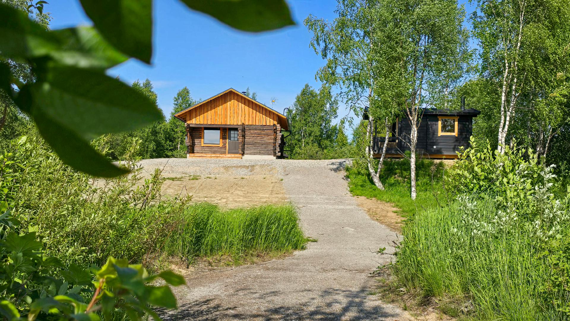 Rantaan vievä sorapolku, josta hyvä laskea vene vesille.