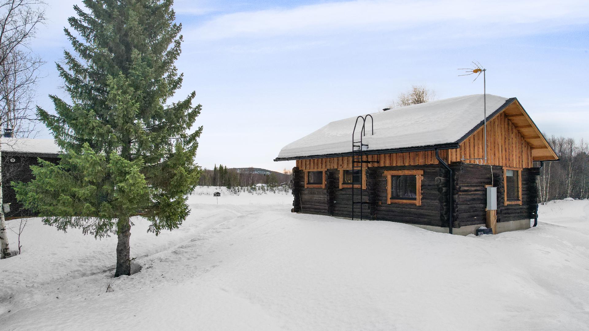 Mökki takapuolelta Ivalojoen suuntaan
