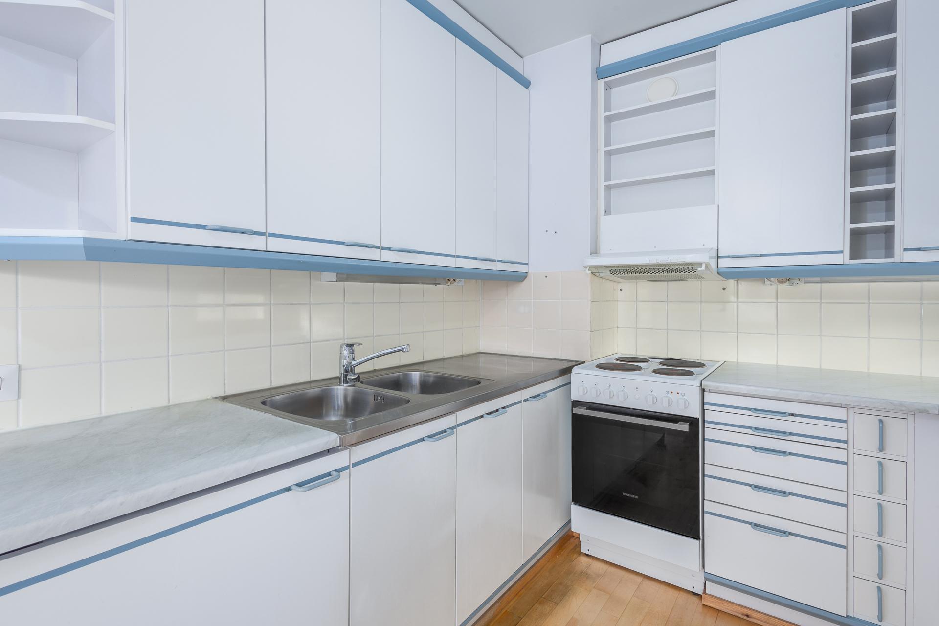 keittiön kaapistoja ja laskutilaa