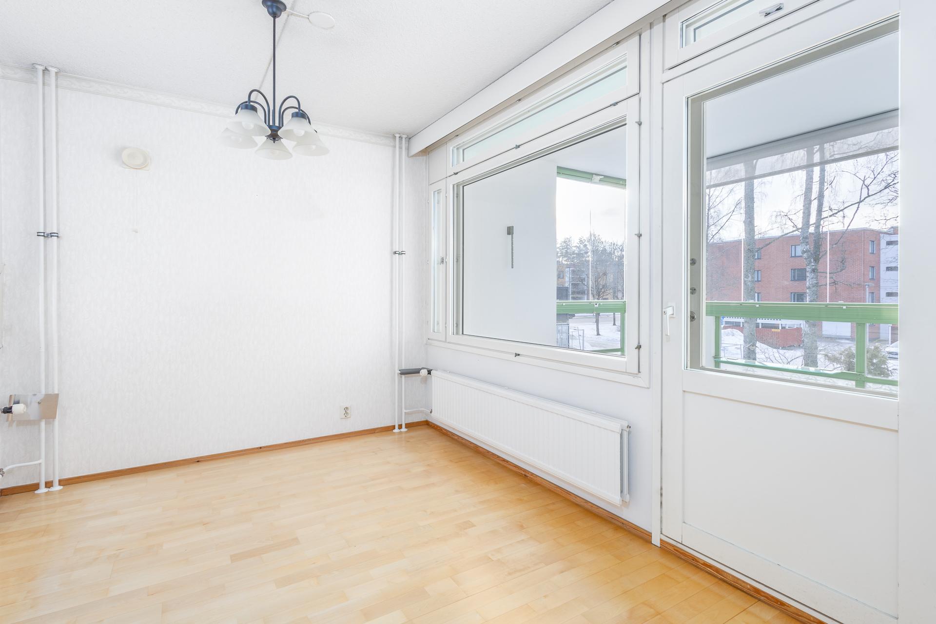 ruokailutilasta käynti parvekkeelle