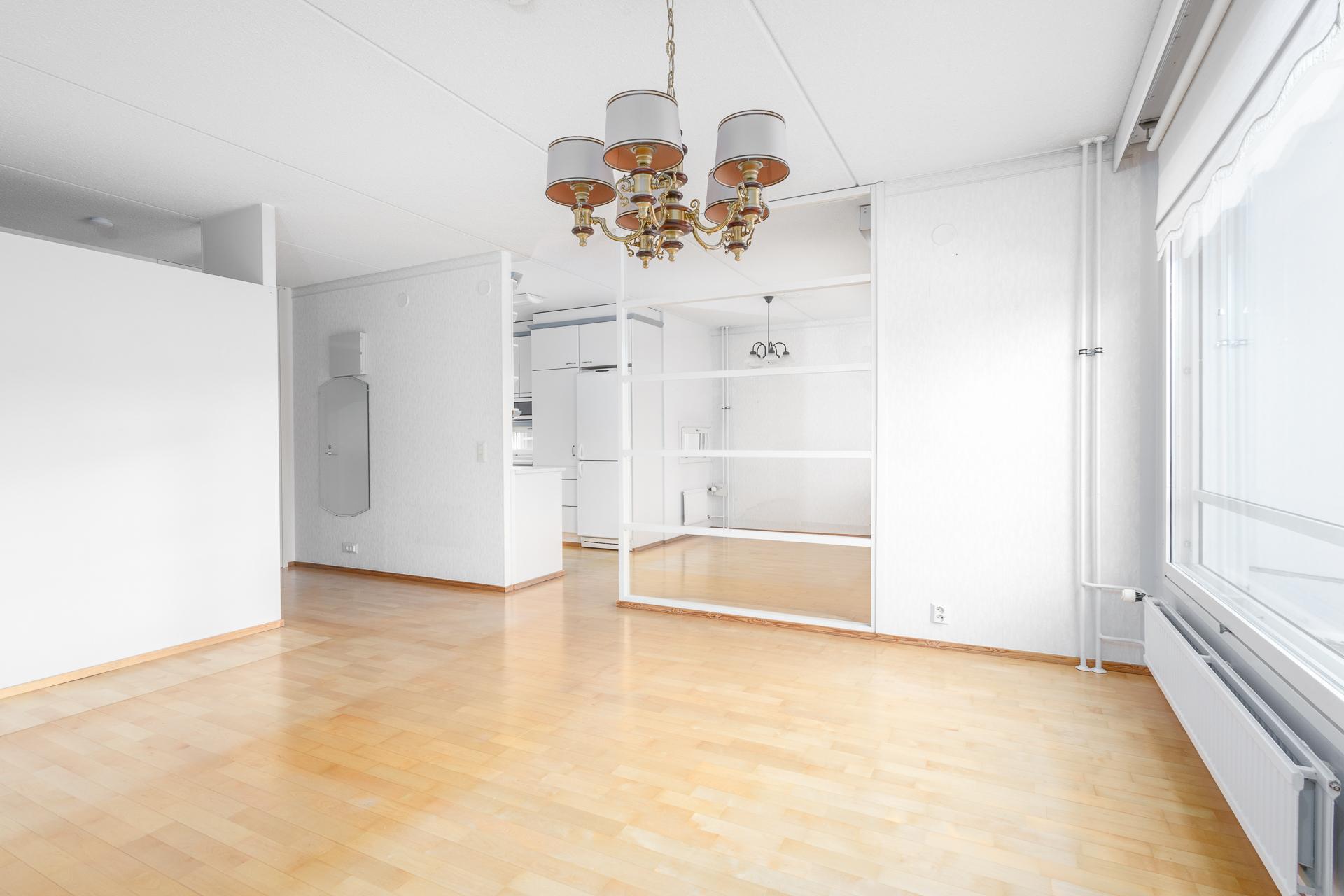 näkymä keittiöön ja ruokailutilaan