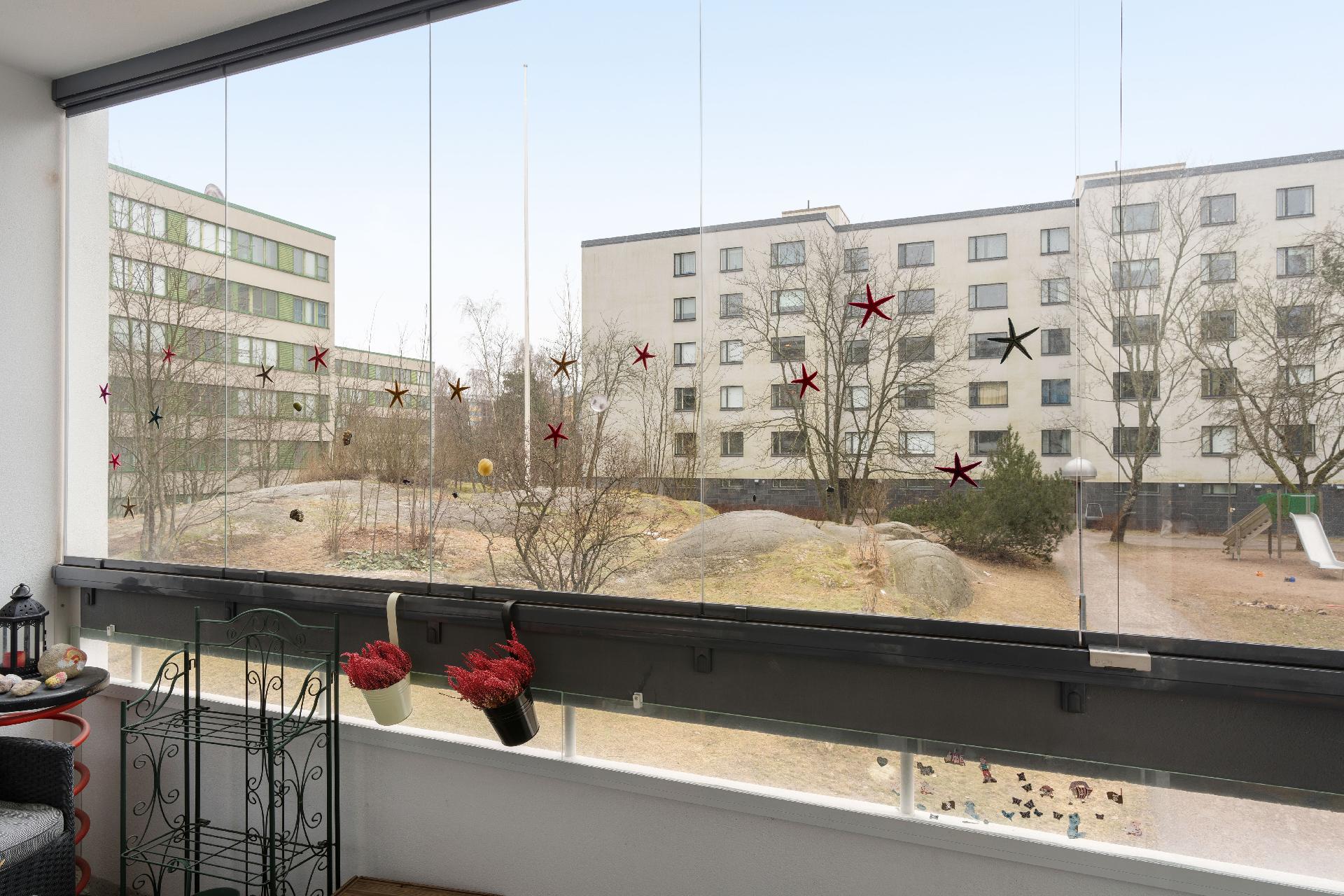 Olohuoneesta käynti lasitetulle parvekkeelle
