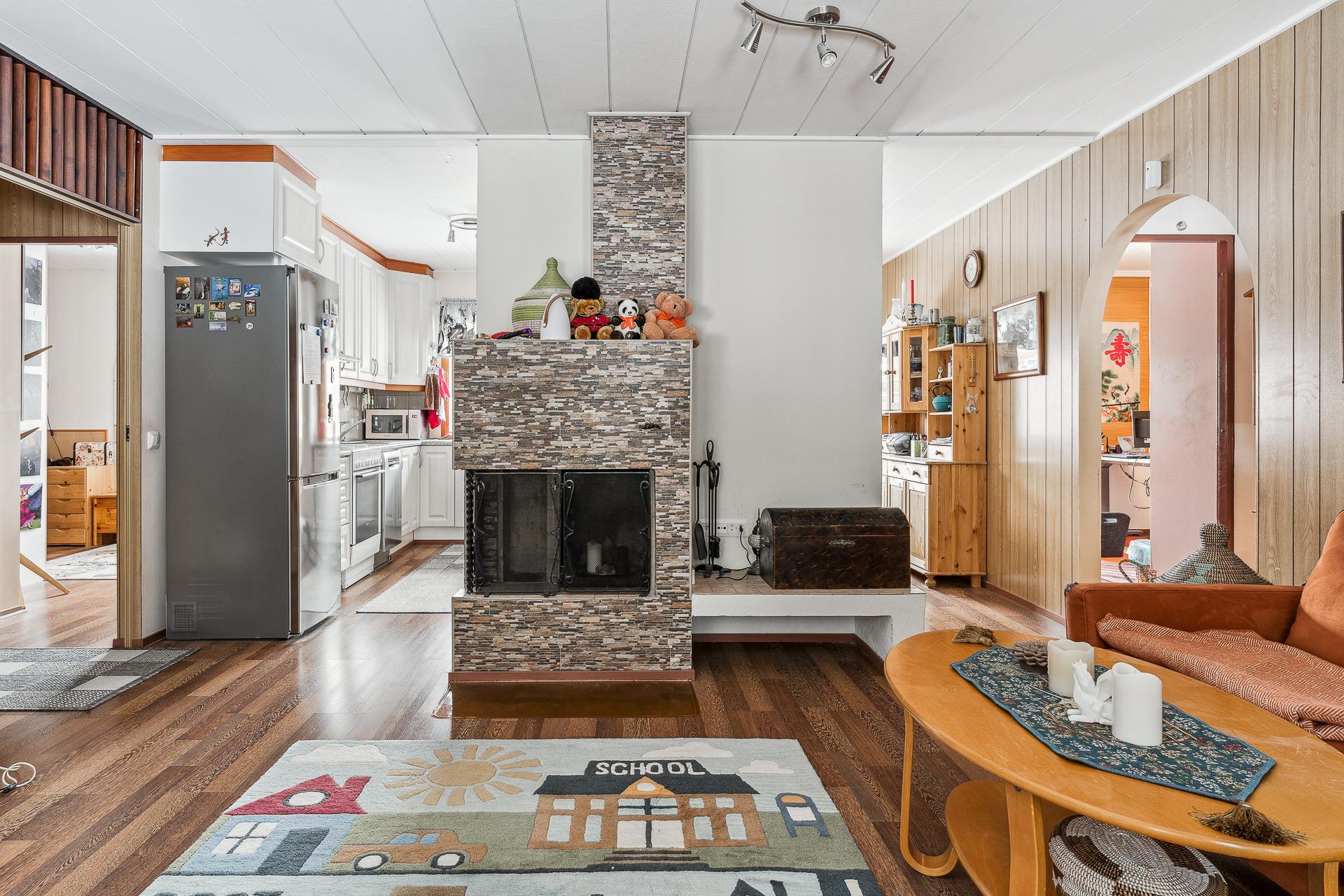 Olohuone-ruokatila-keittiö