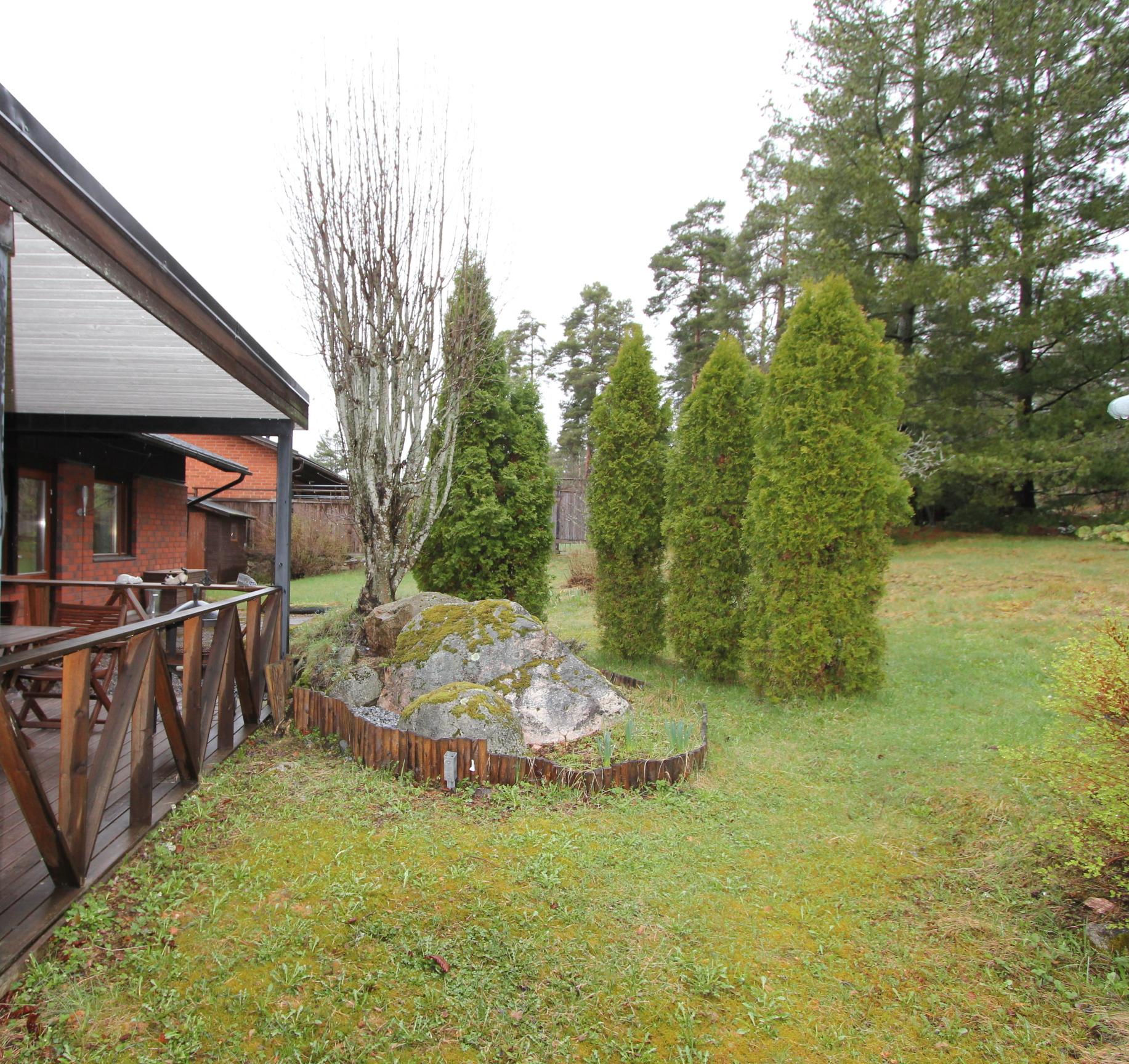 Terassi ja takapihaa