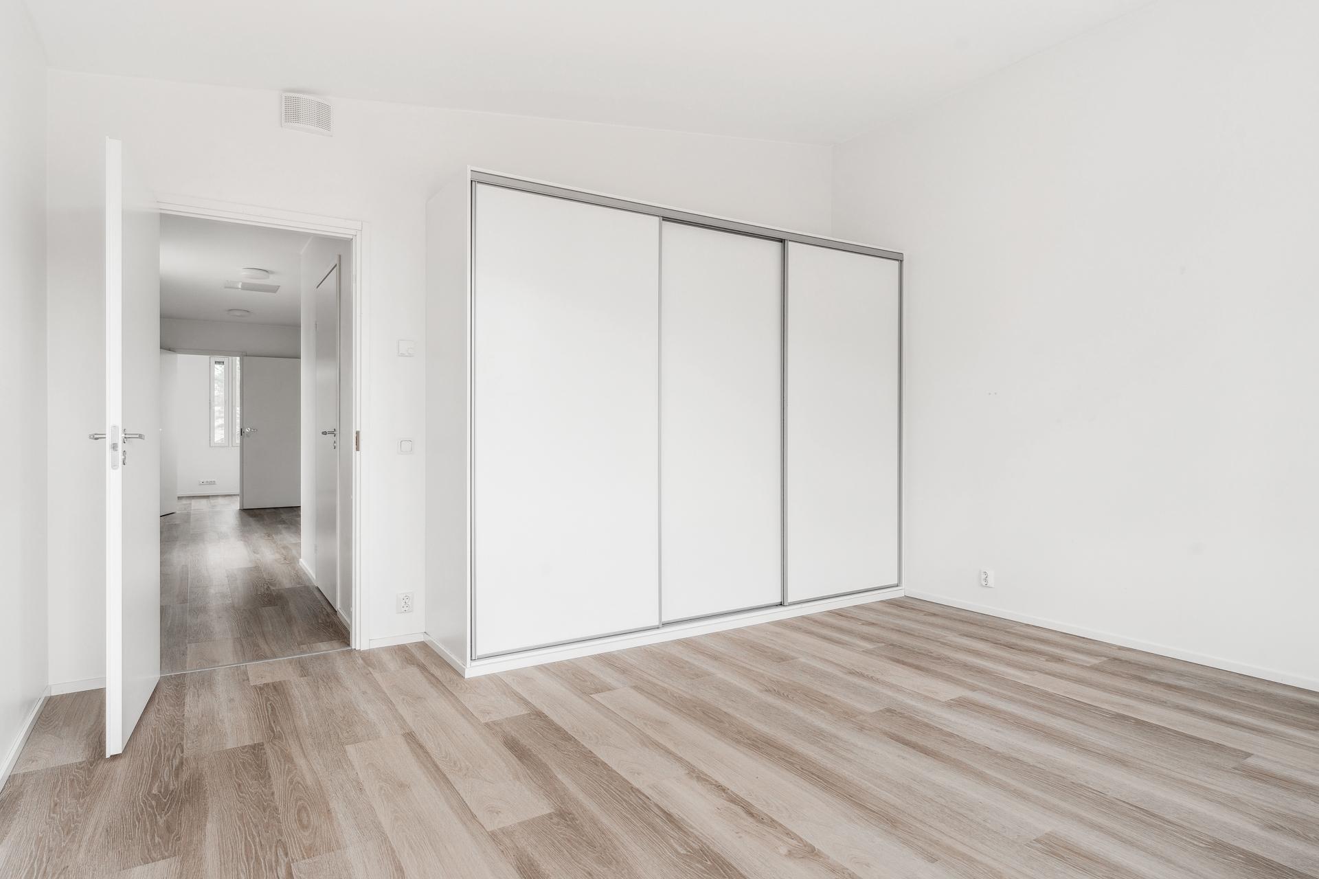 Yk päämakuuhuone jossa parveke