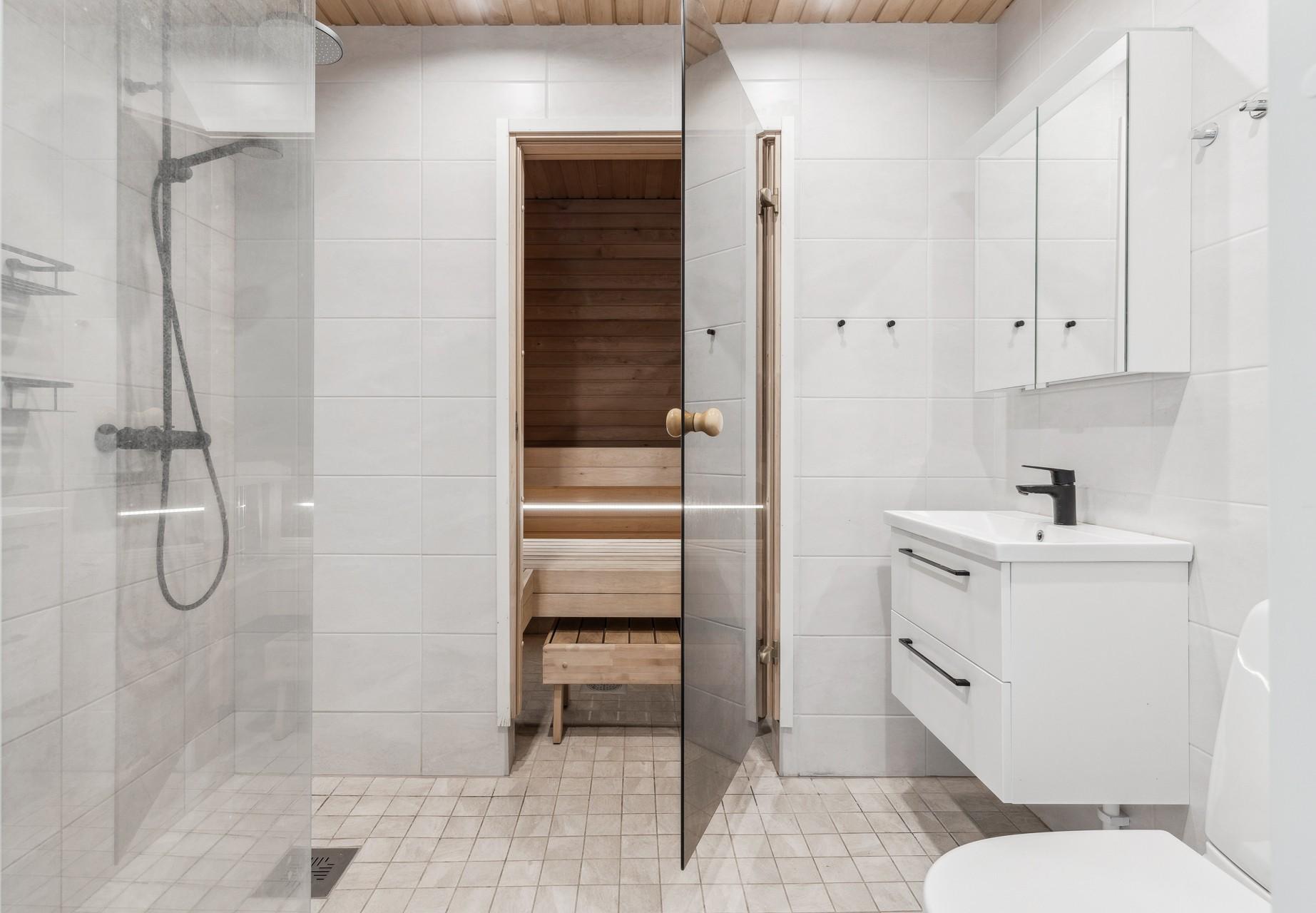 Yk kylpyhuone ja sauna