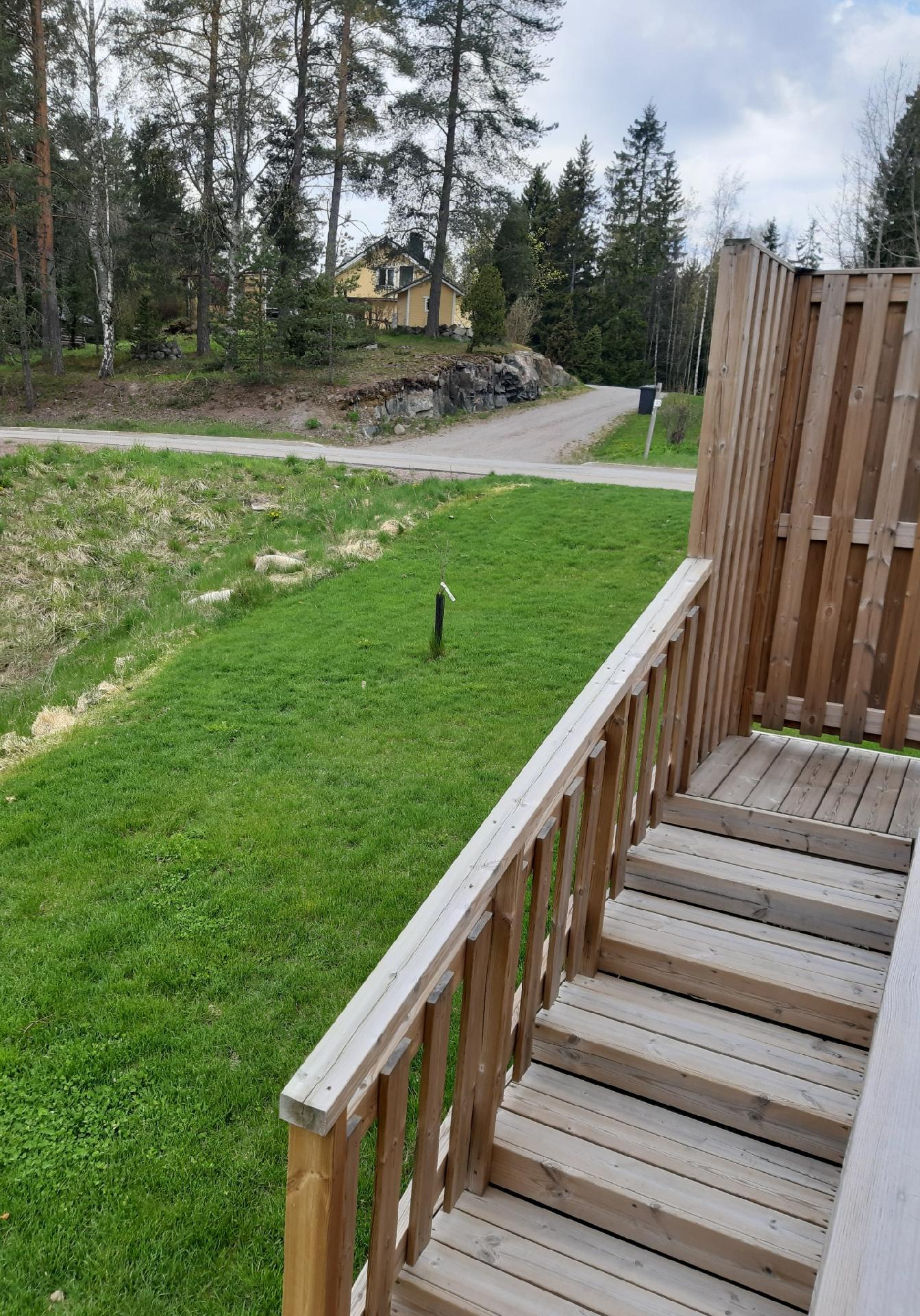 Portaat terassilta takapihalle