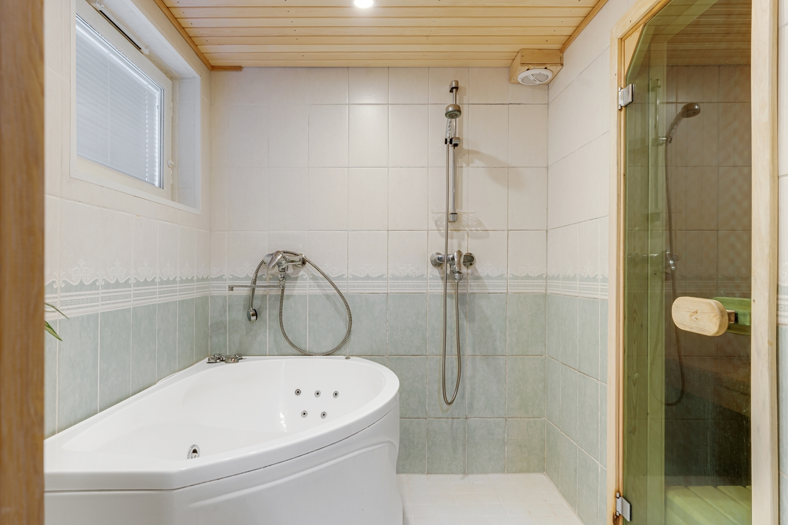 Kellarikerroksen kylpyhuone