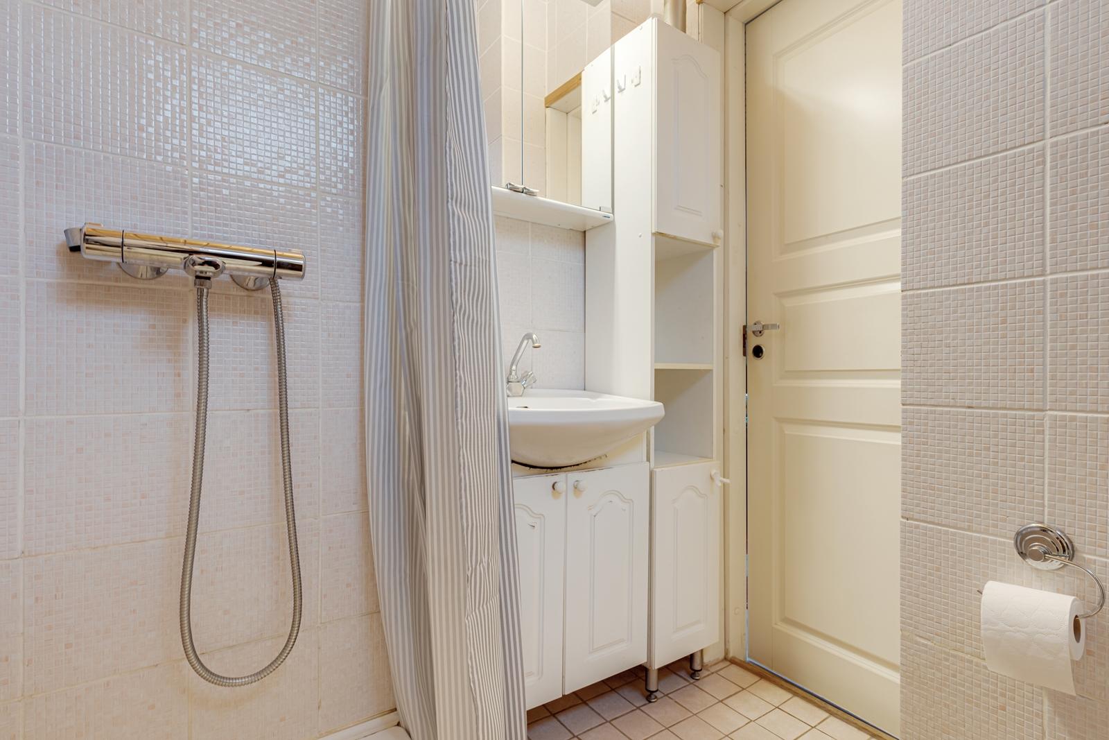 Alakerran kylpyhuone ja wc