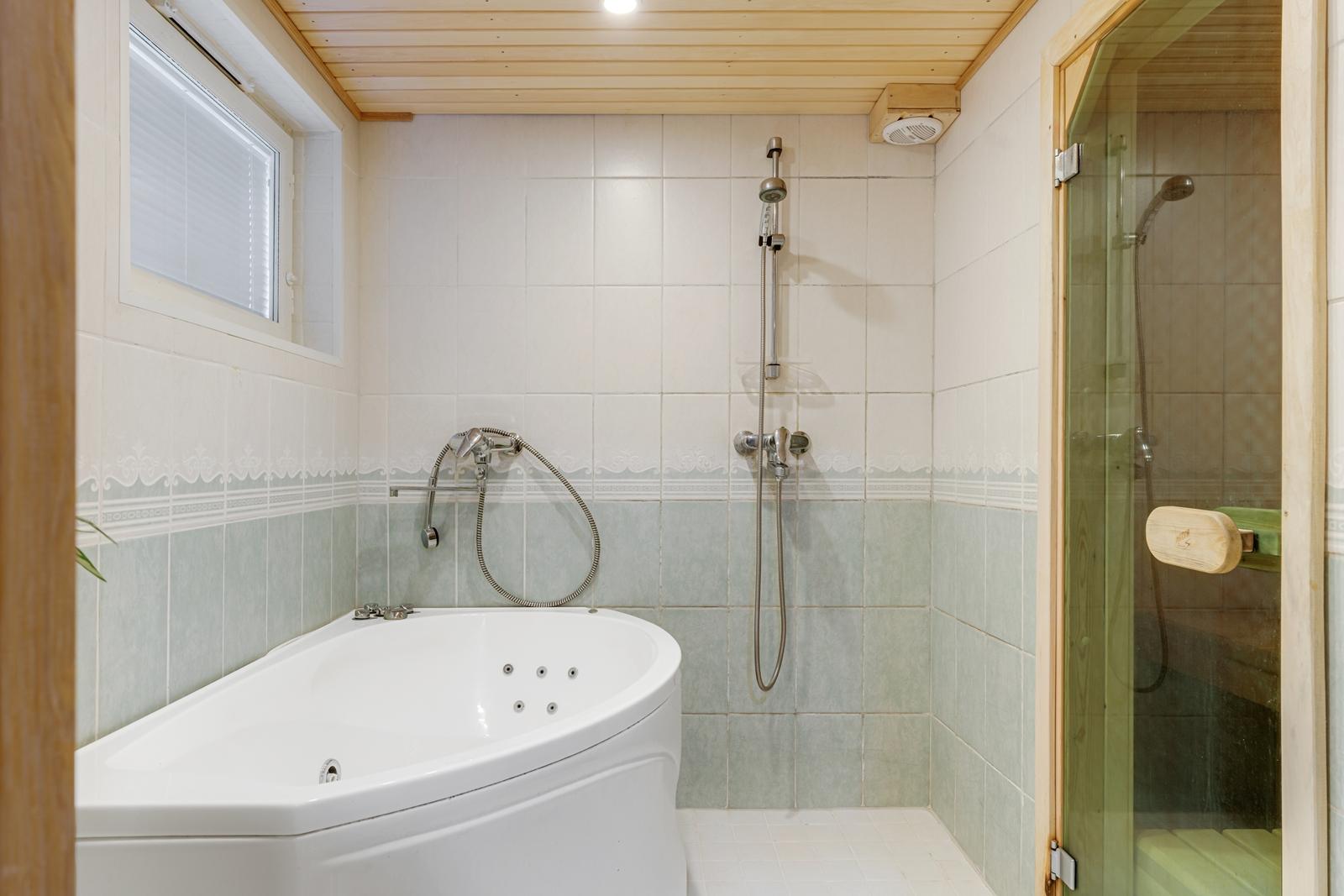 Kellarikerroksen kylpyhuone