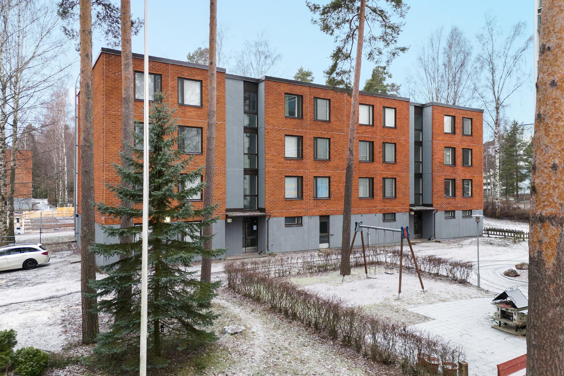 Julkisivu ja piha