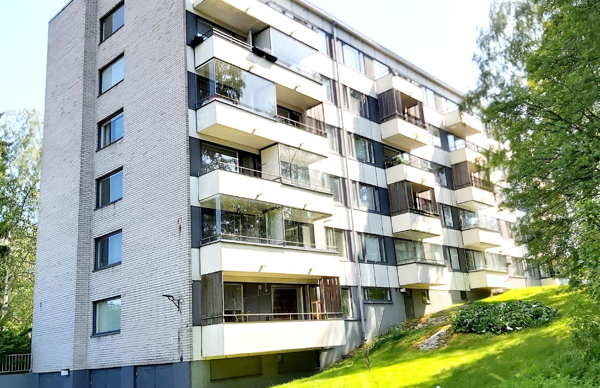 Julkisivu parvekkeiden puolelta