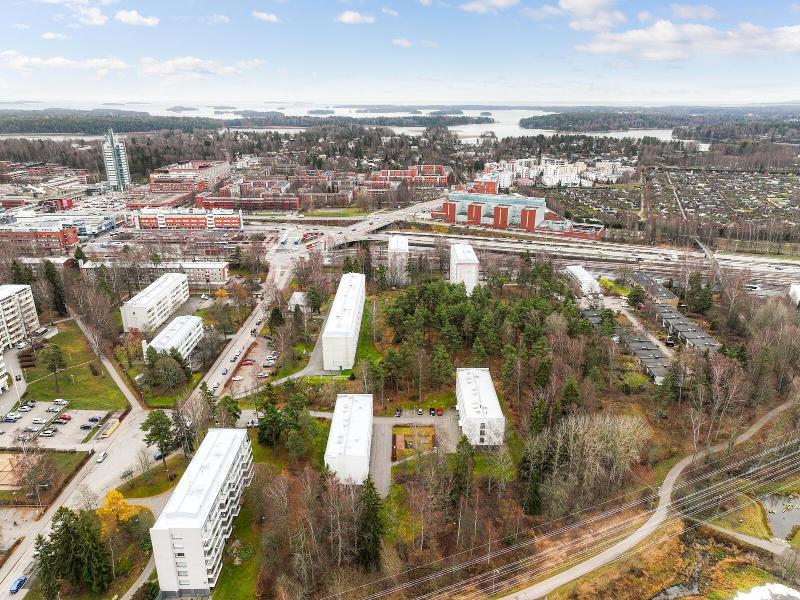 Metrolle, busseille ja Raide-Jokerilla vain lyhyt kävelymatka.