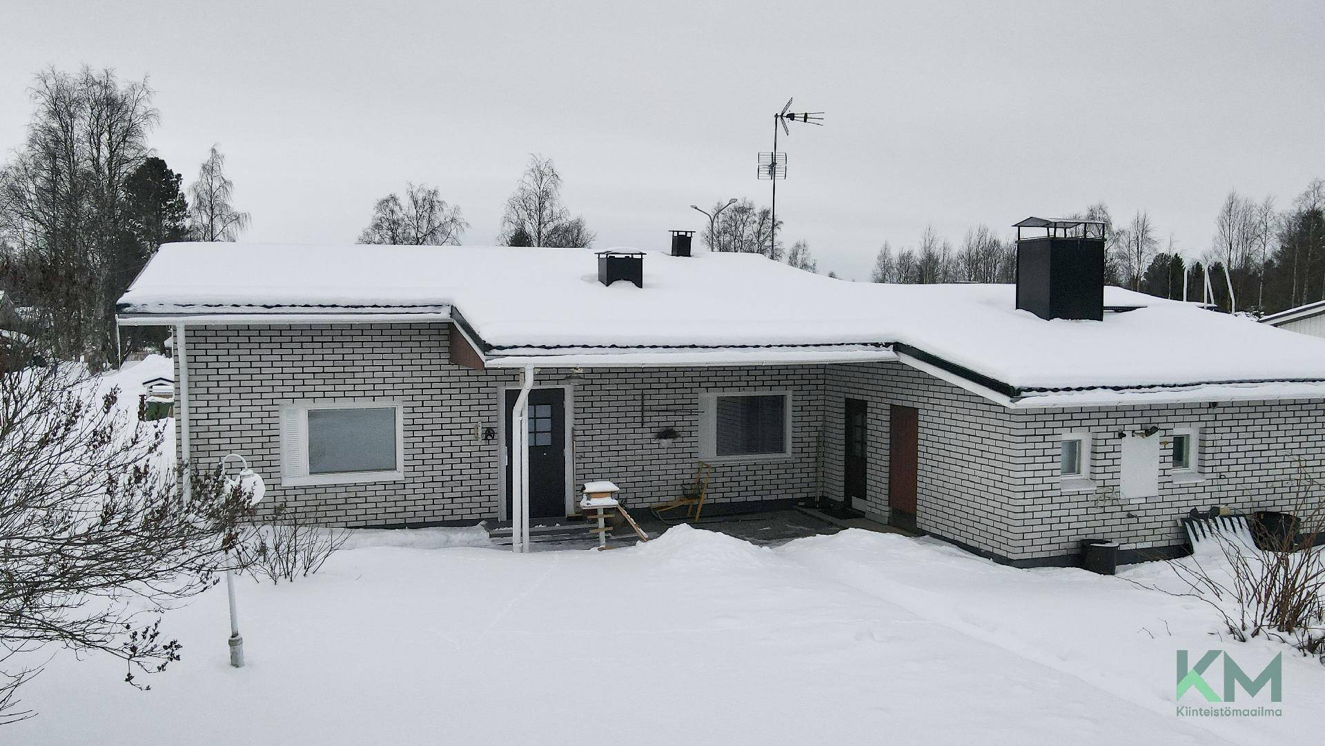 Julkisivu pihalle