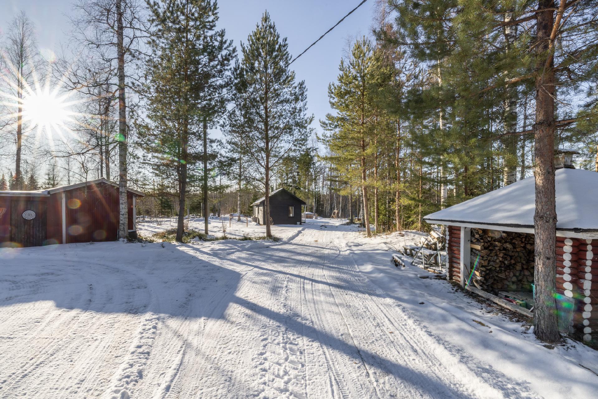 Näkymä pihaan tullessa