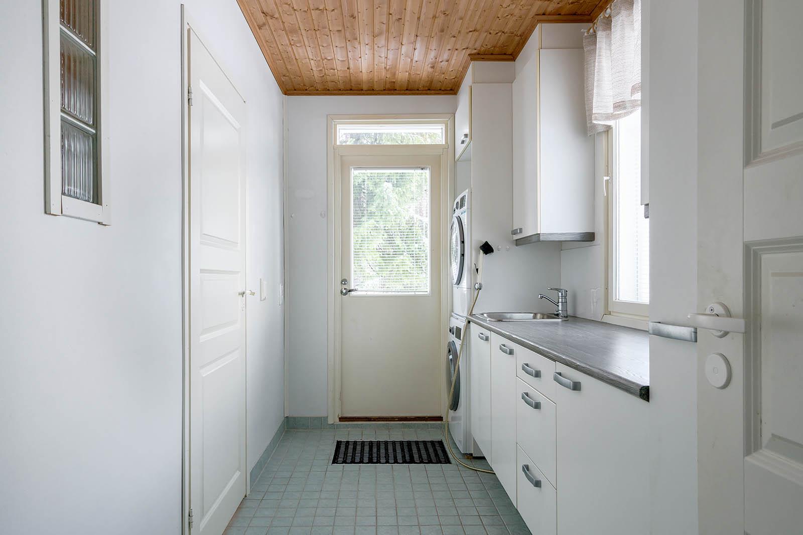 Kodinhoitohuoneesta käynti sivupihalle