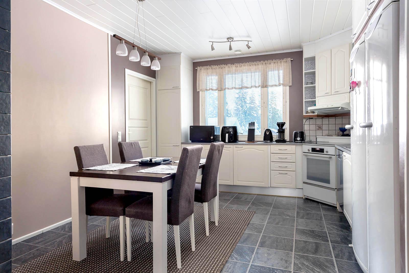 Keittiössä mukavasti työskentely- ja ruokailutilaa
