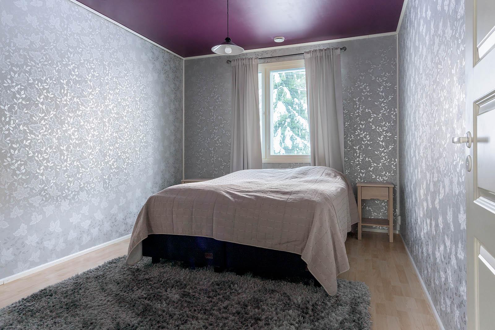 Päämakuuhuone rauhallisen takapihan suuntaan