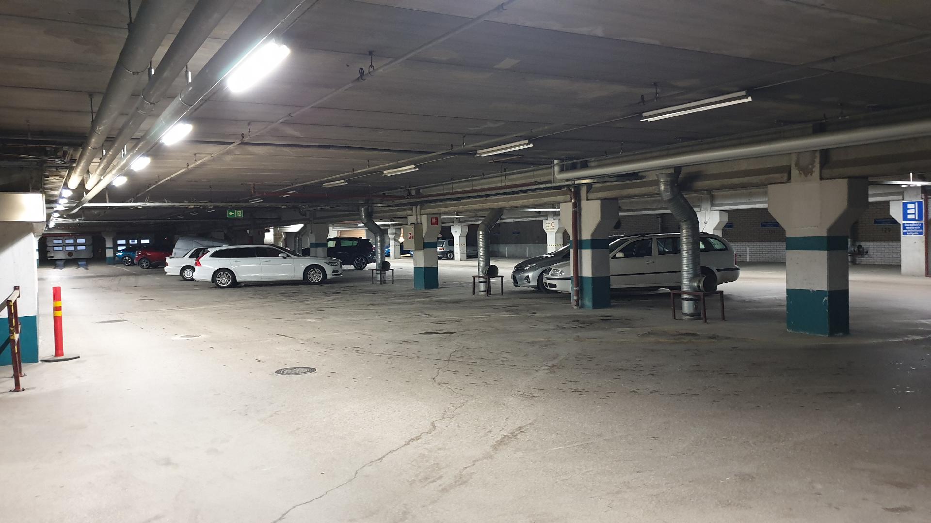 Parkkihallissa hyvin parkkitilaa