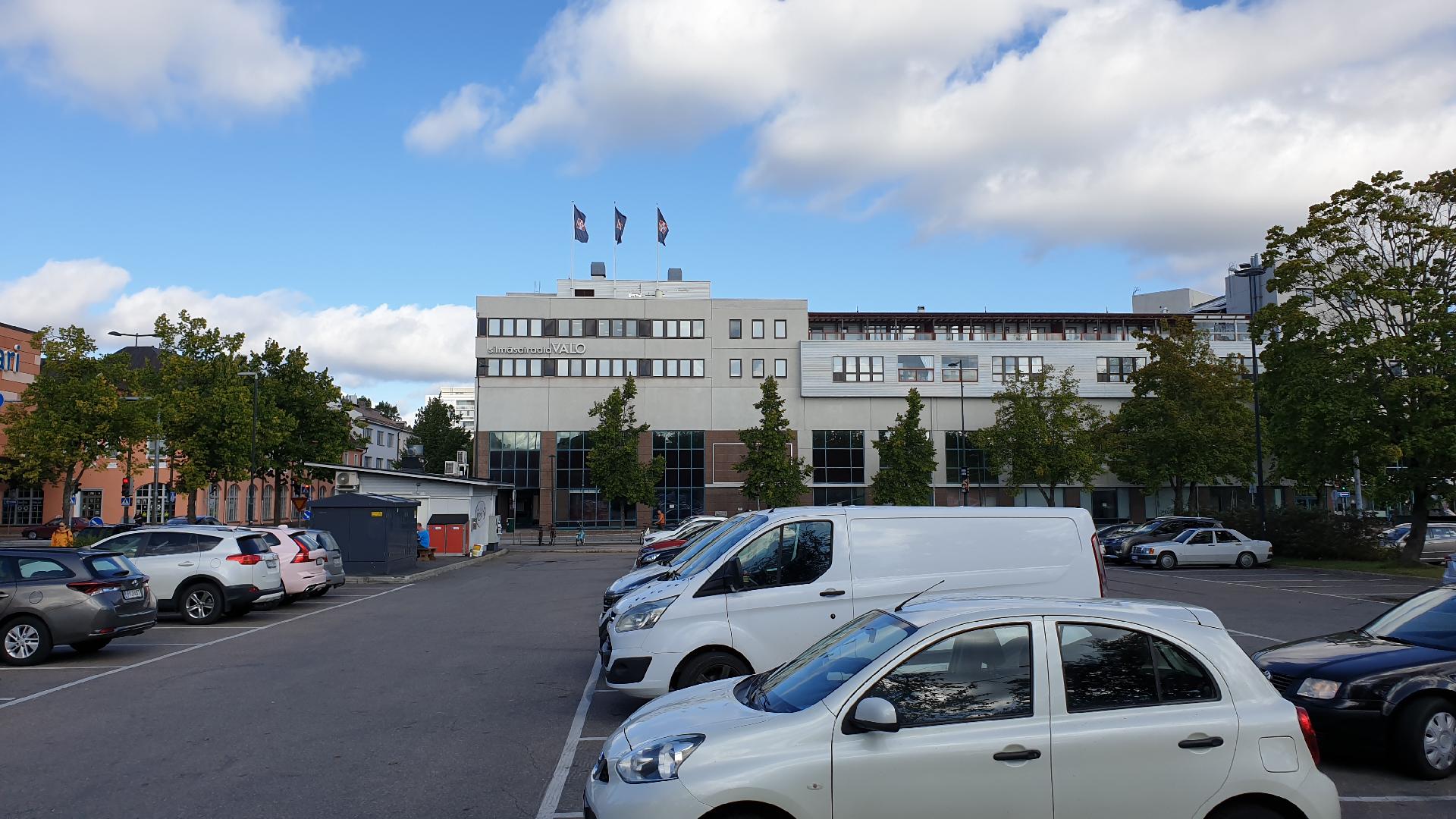 Vieressä iso parkkialue