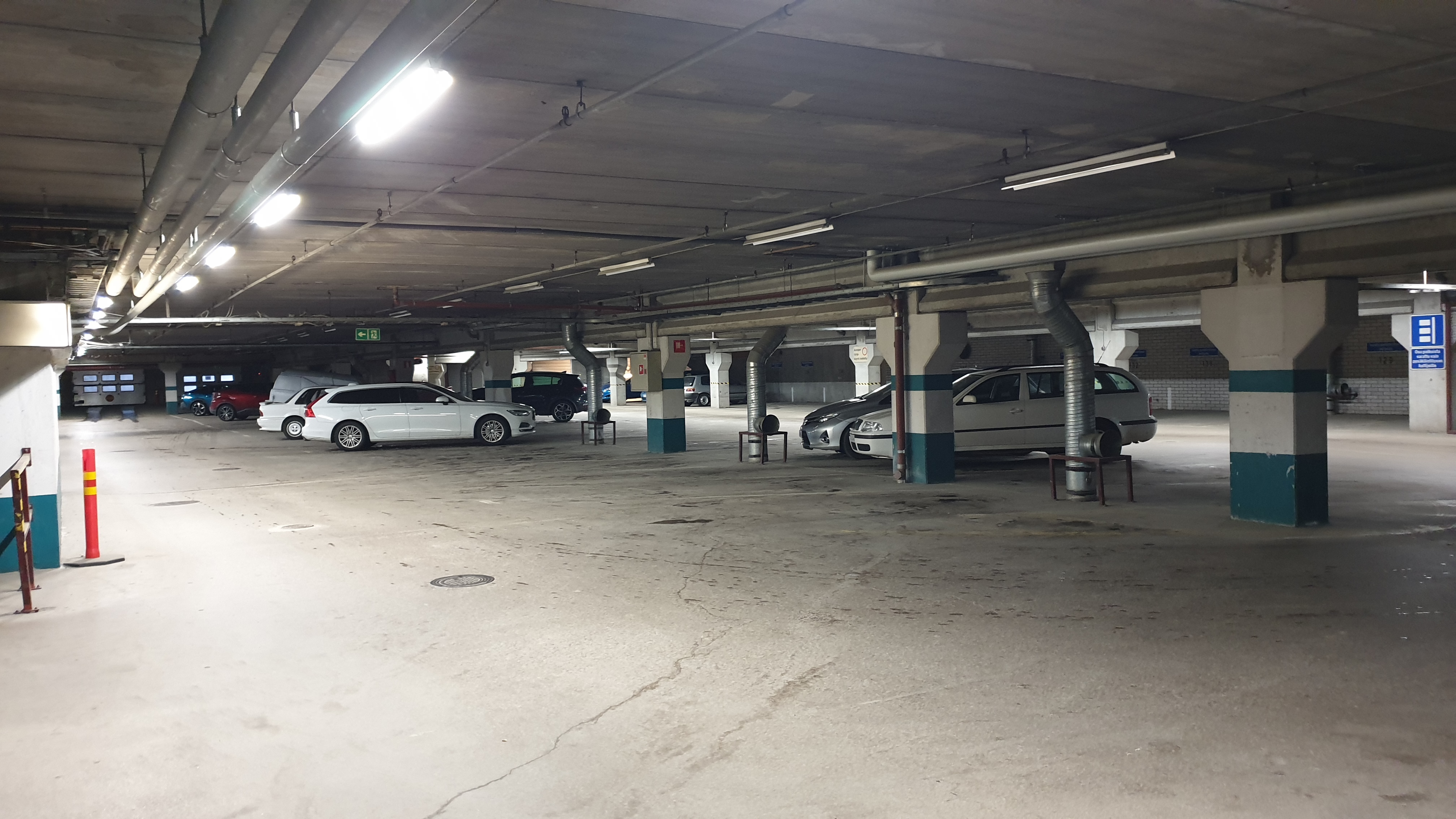 Parkkihallissa hyvin parkkitilaa