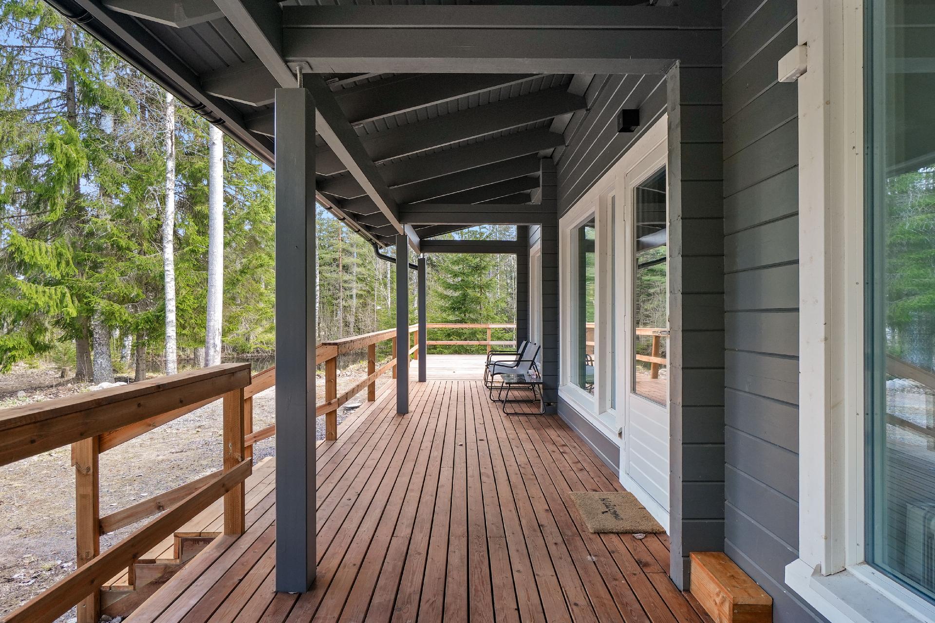 Etuterassia, joka jatkuu talon päätyyn 