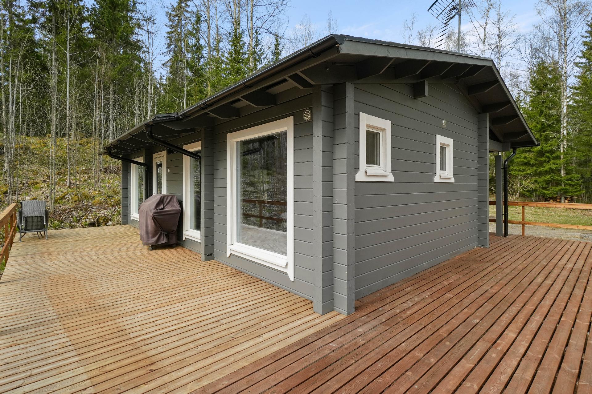 Rakennusmateriaali on lamellihirsi.