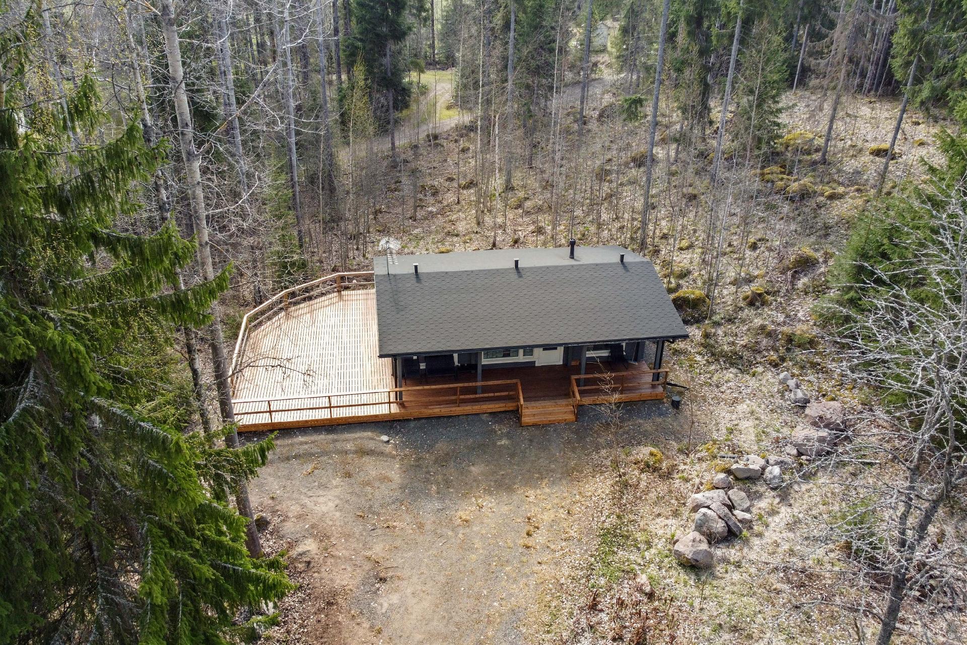 Kiinteistön pinta-ala on 7100 m²