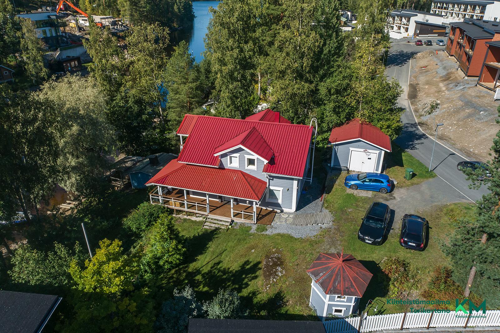 Tontilla olevat rakennukset myydän purkukuntoisina
