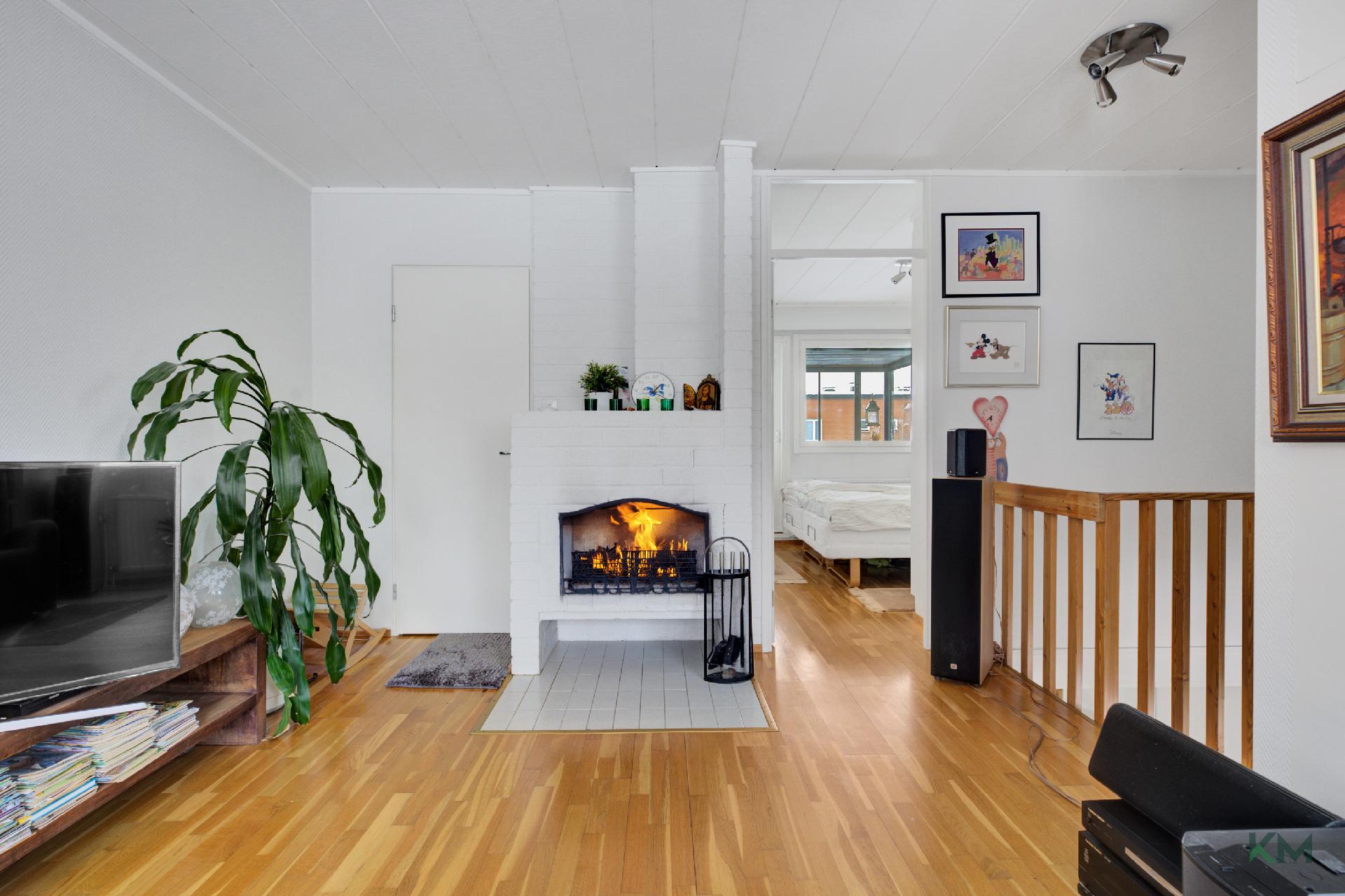 Yläkerran oleskelutilassa toimiva takka