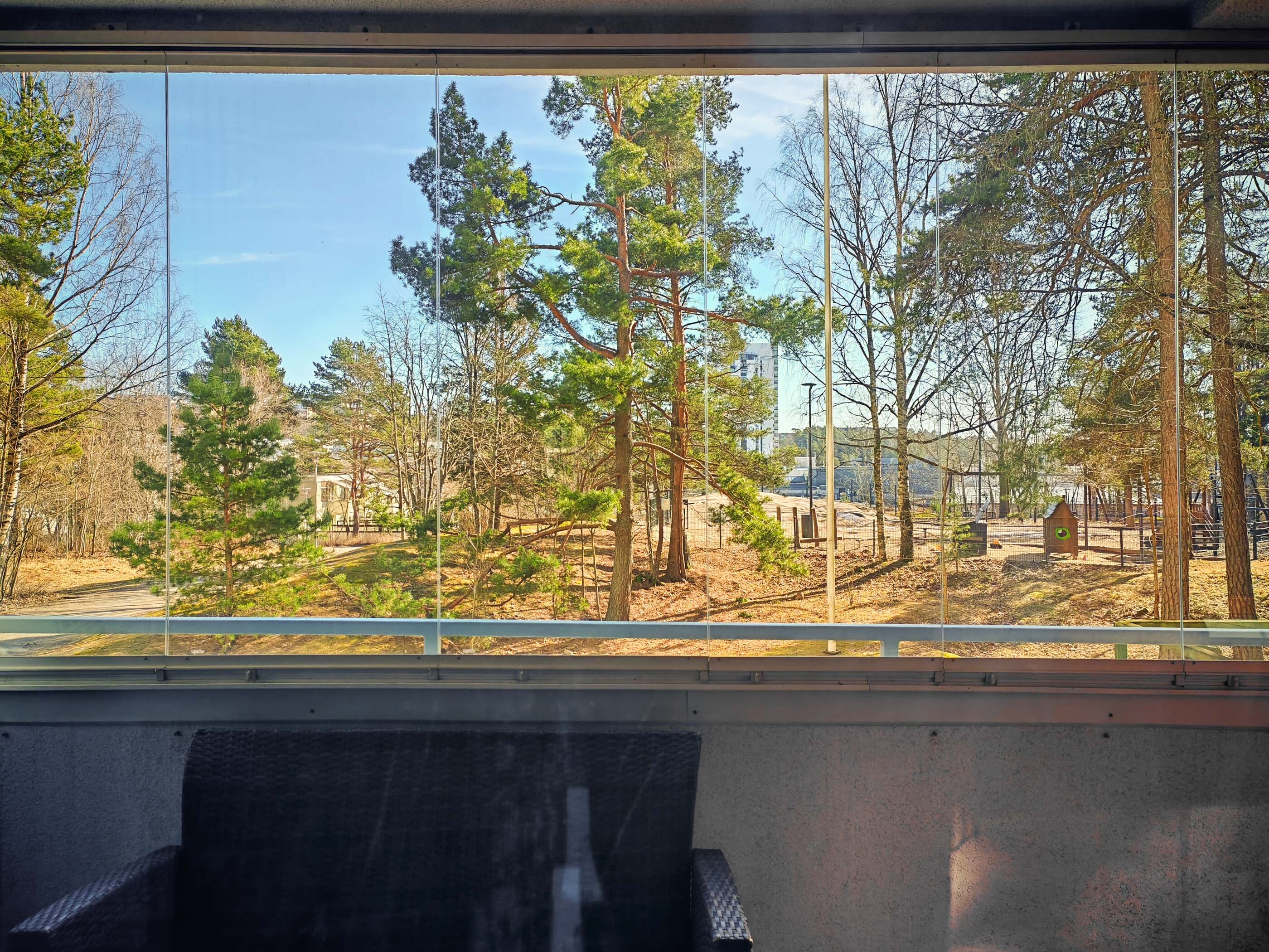 Olohuonnestä parvekkeen läpi näkymää