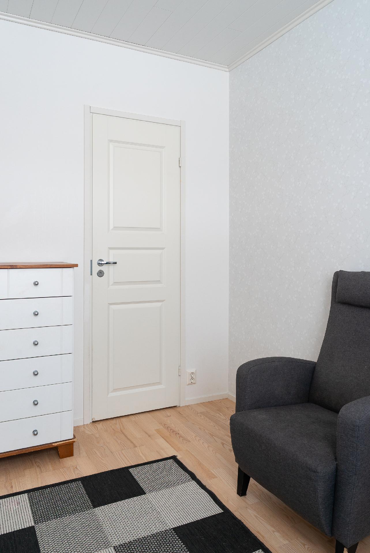 toinen vaatehuoneista makuuhuoneen yhteydessä