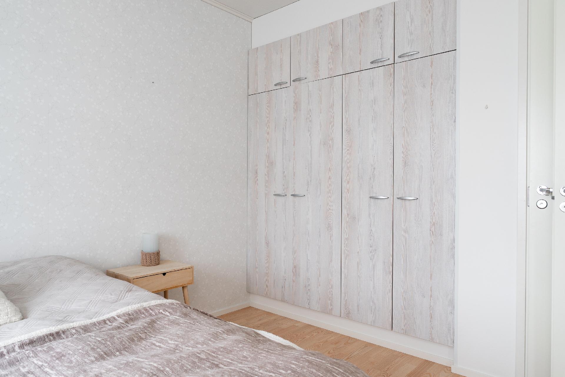 kivasti kaappitilaa makuuhuoneessa