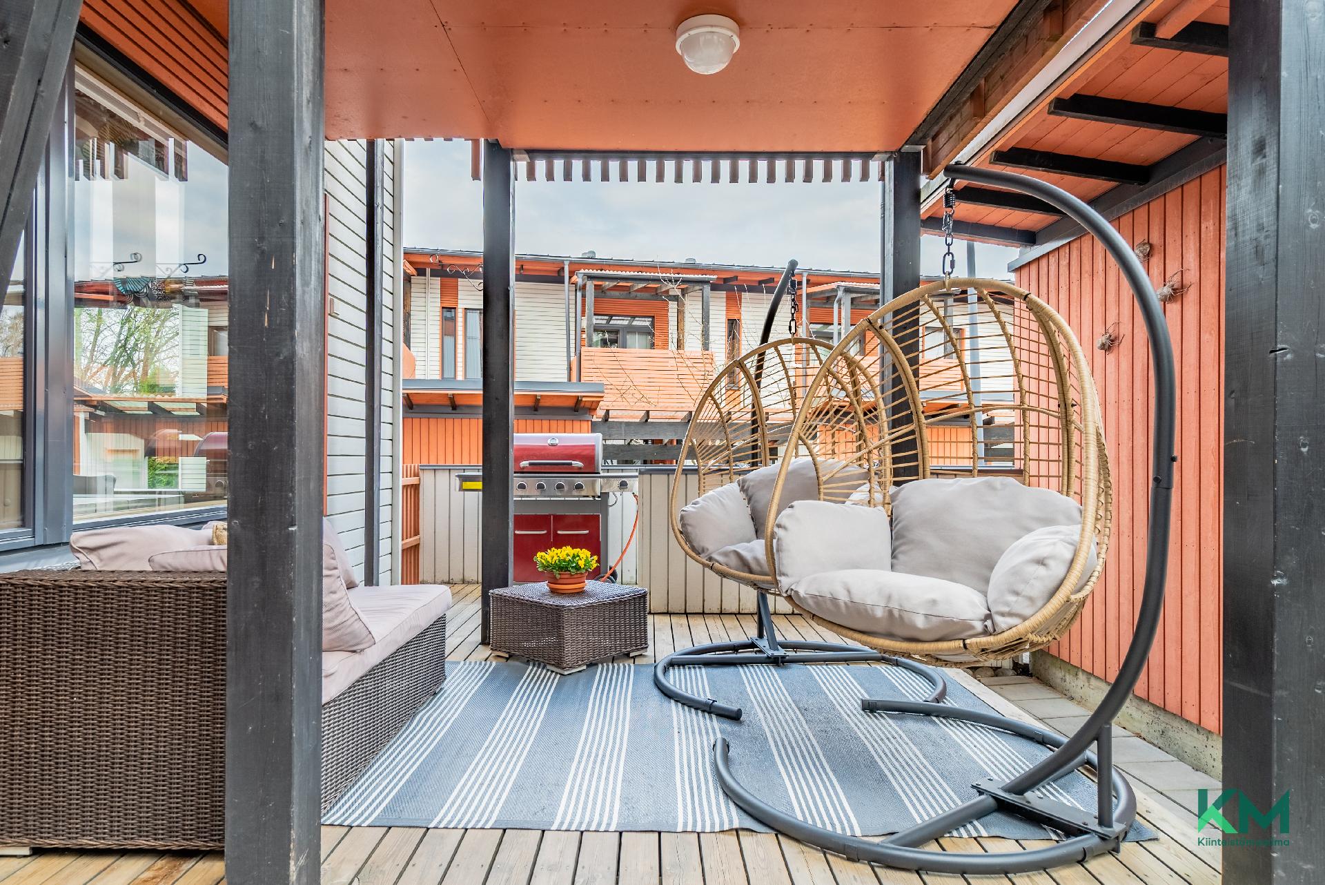 Tilava ja suojaisa terassi etupihalla