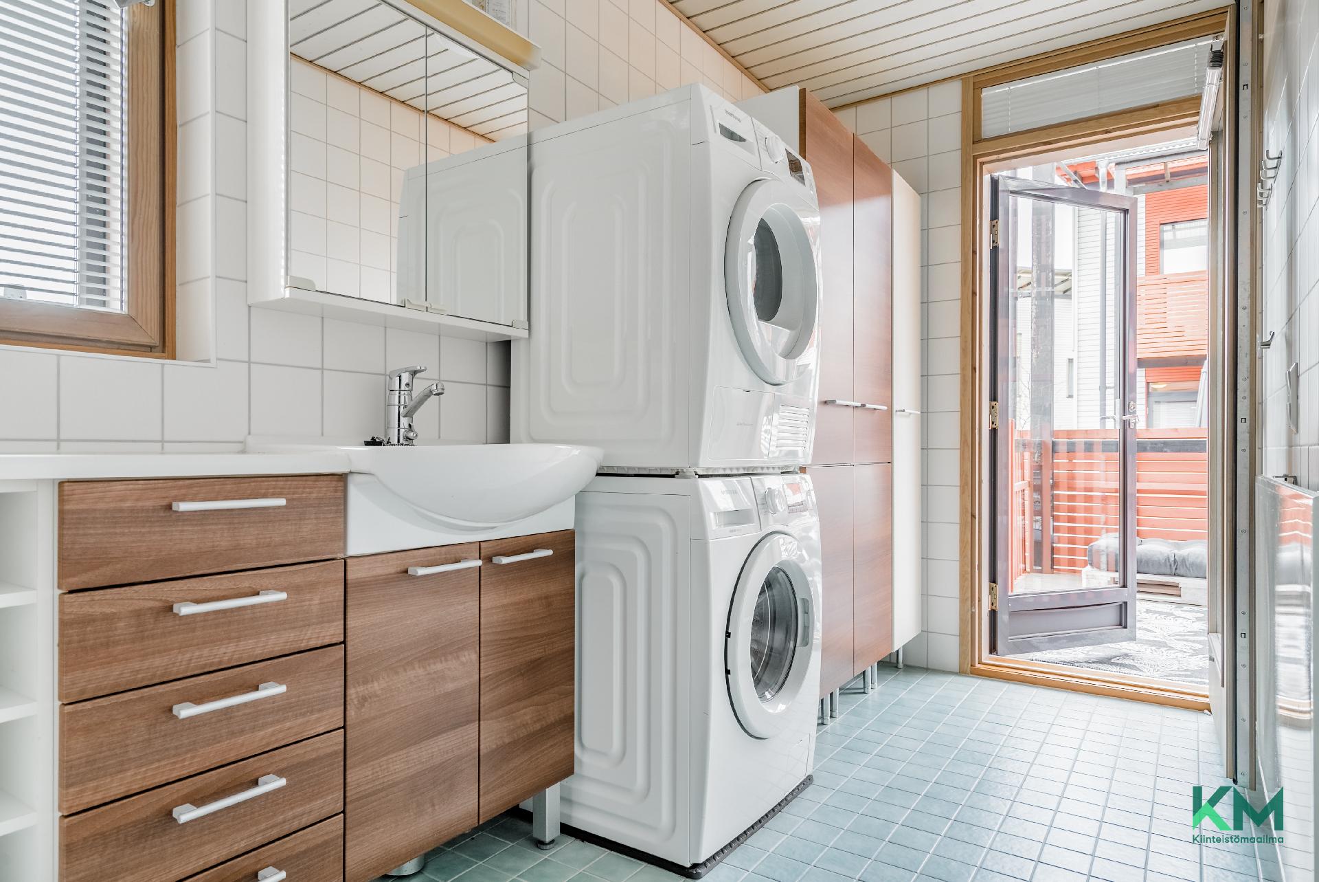 Kylpyhuoneesta käynti parvekkeelle