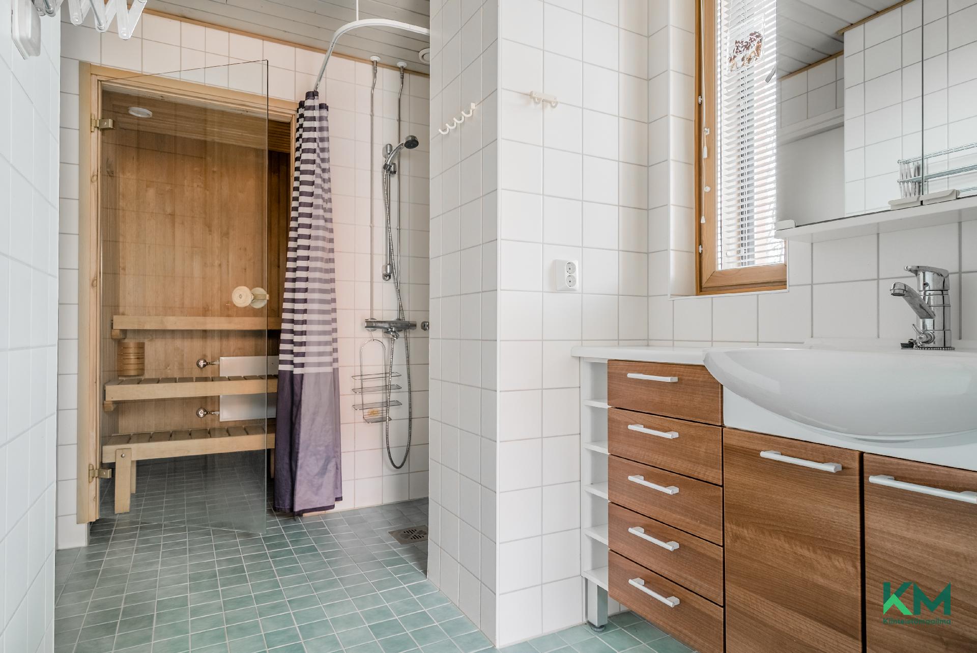 Kylpyhuone/kodinhoitotila ja sauna 2. kerroksessa