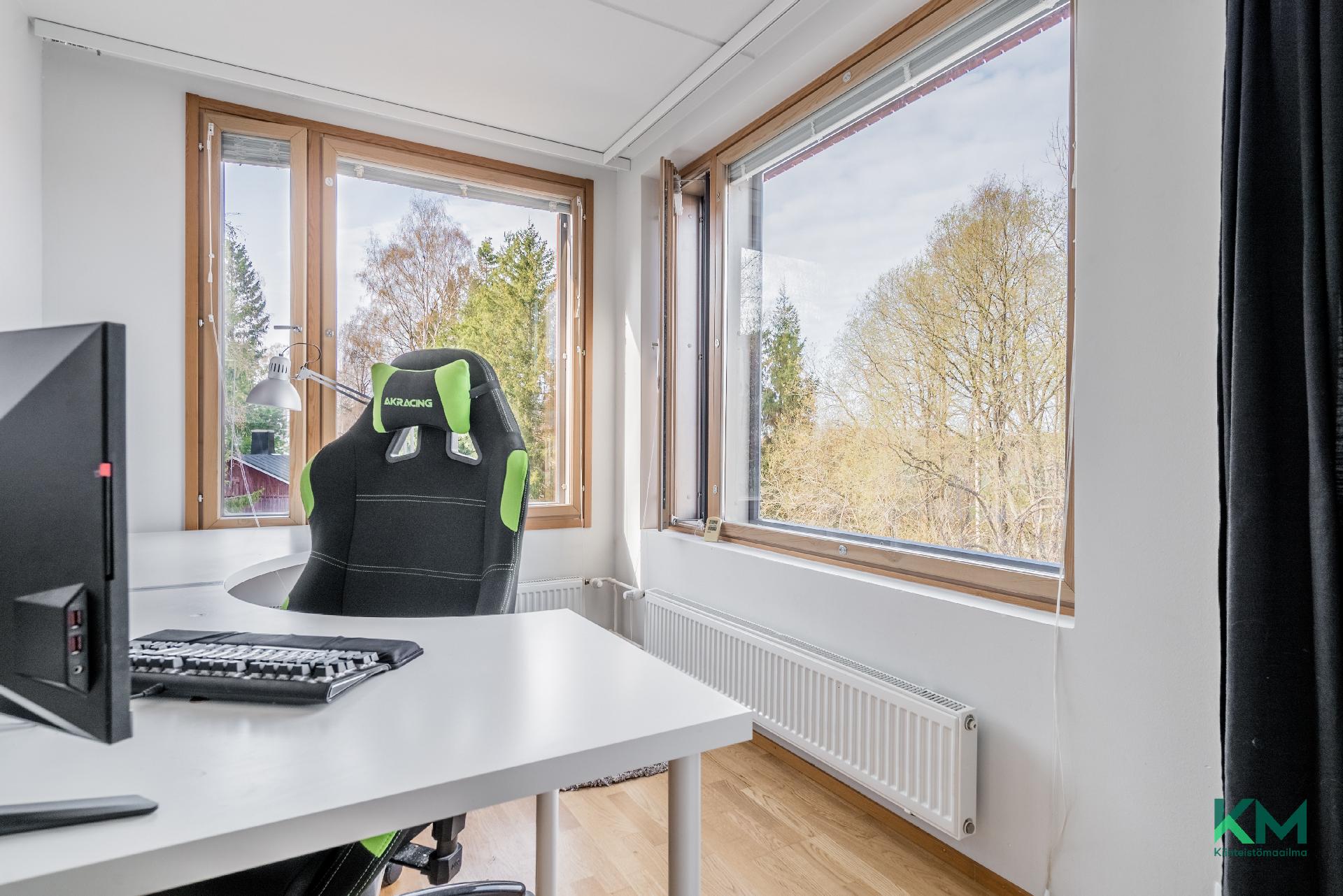 Pienempi makuu-/työhuone yläkerrassa