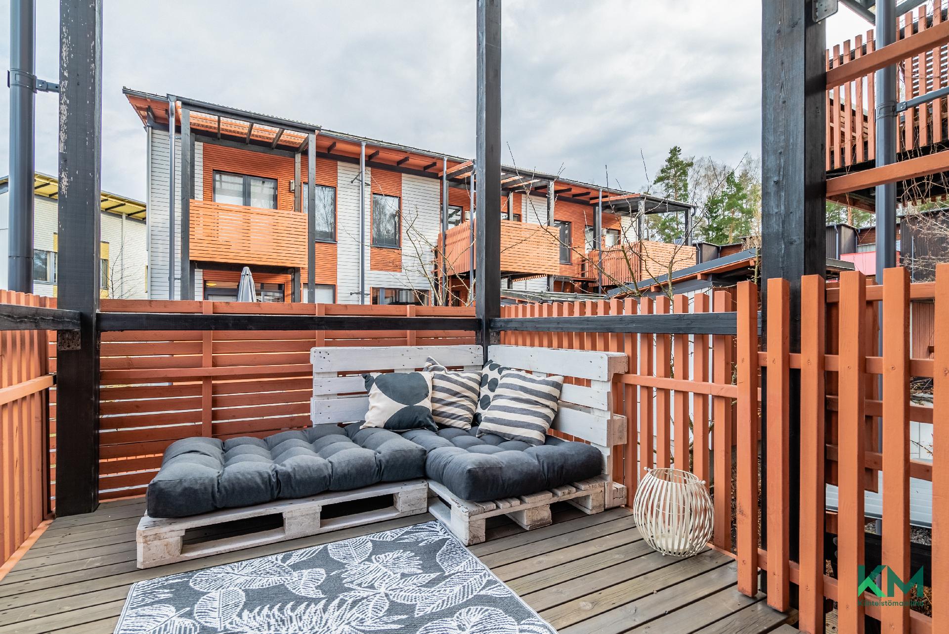 Kylpyhuone/saunan yhteydessä käynti parvekkeelle