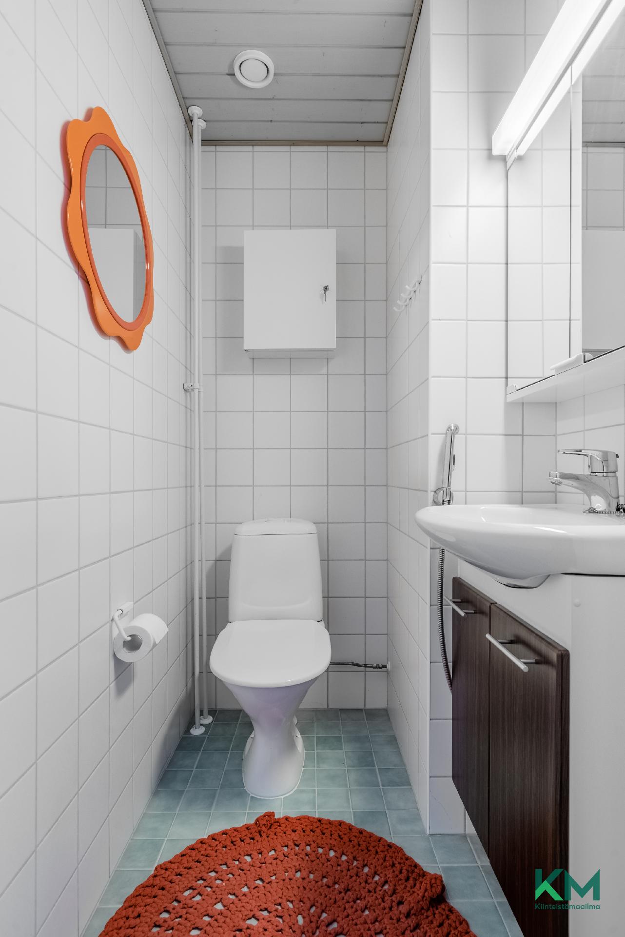 Erillinen wc 2. kerroksessa