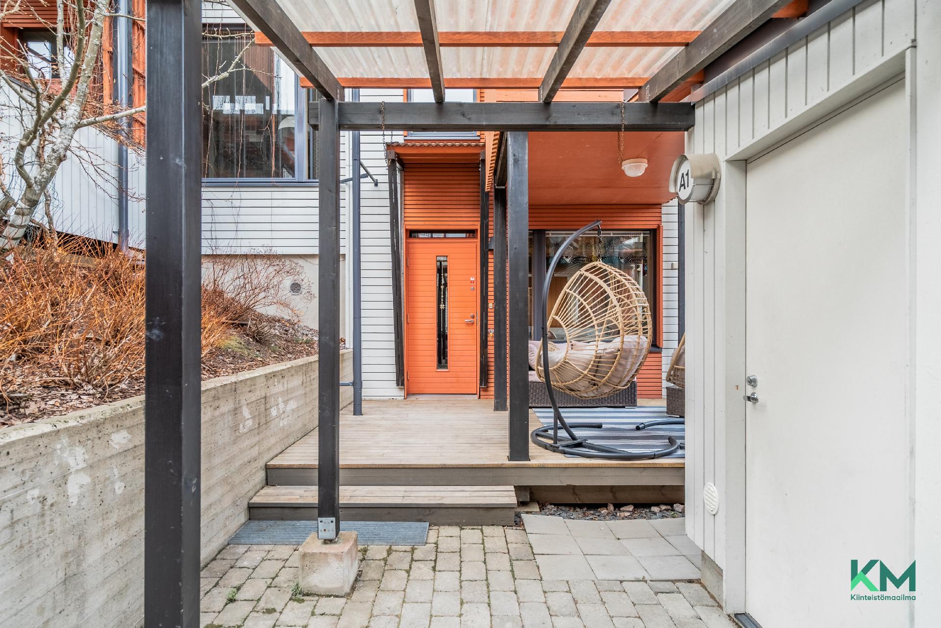 Katettu sisäänkäynti, jonka yhteydessä ulkovarasto