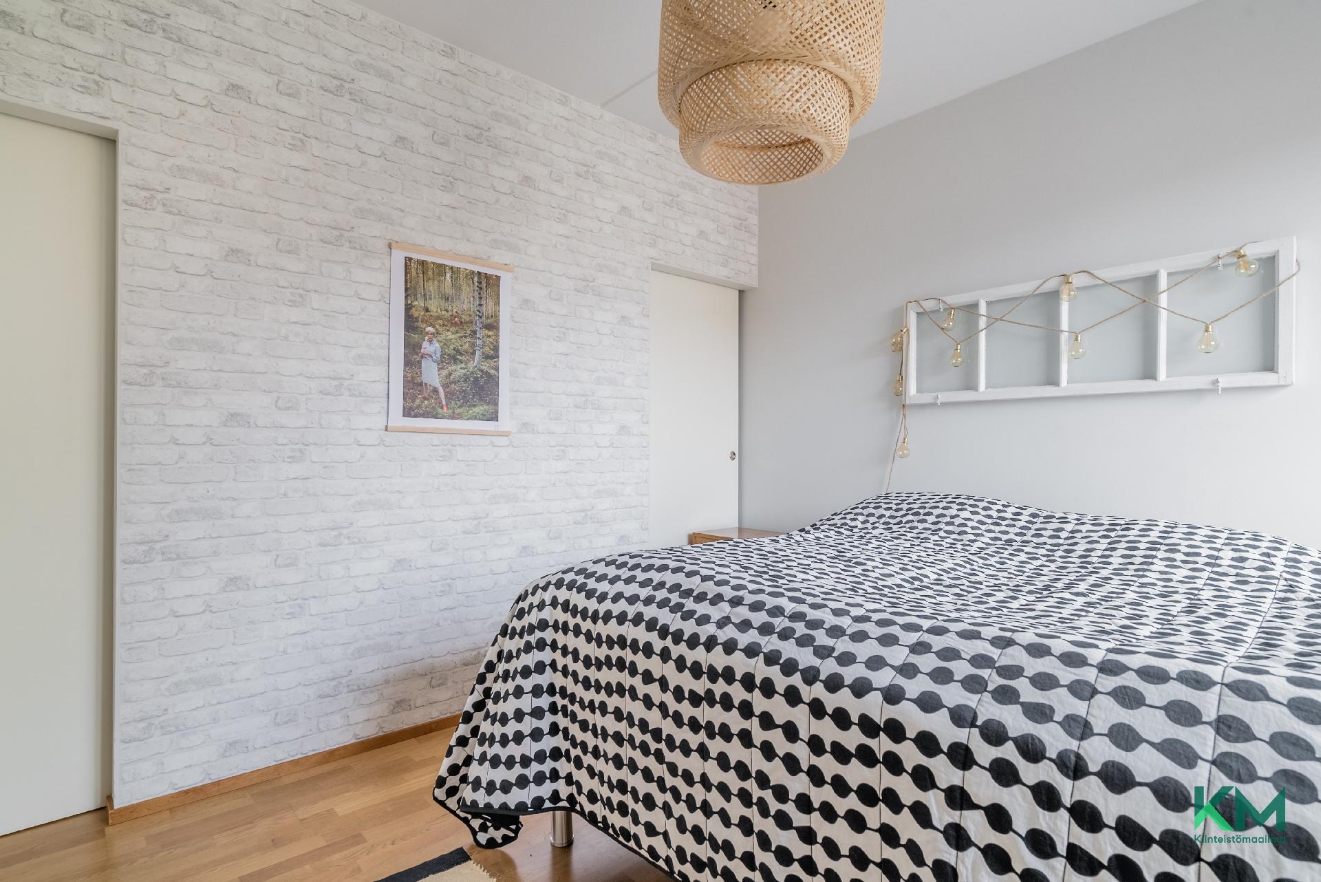 Makuuhuoneen yhteydessä 2 vaatehuonetta