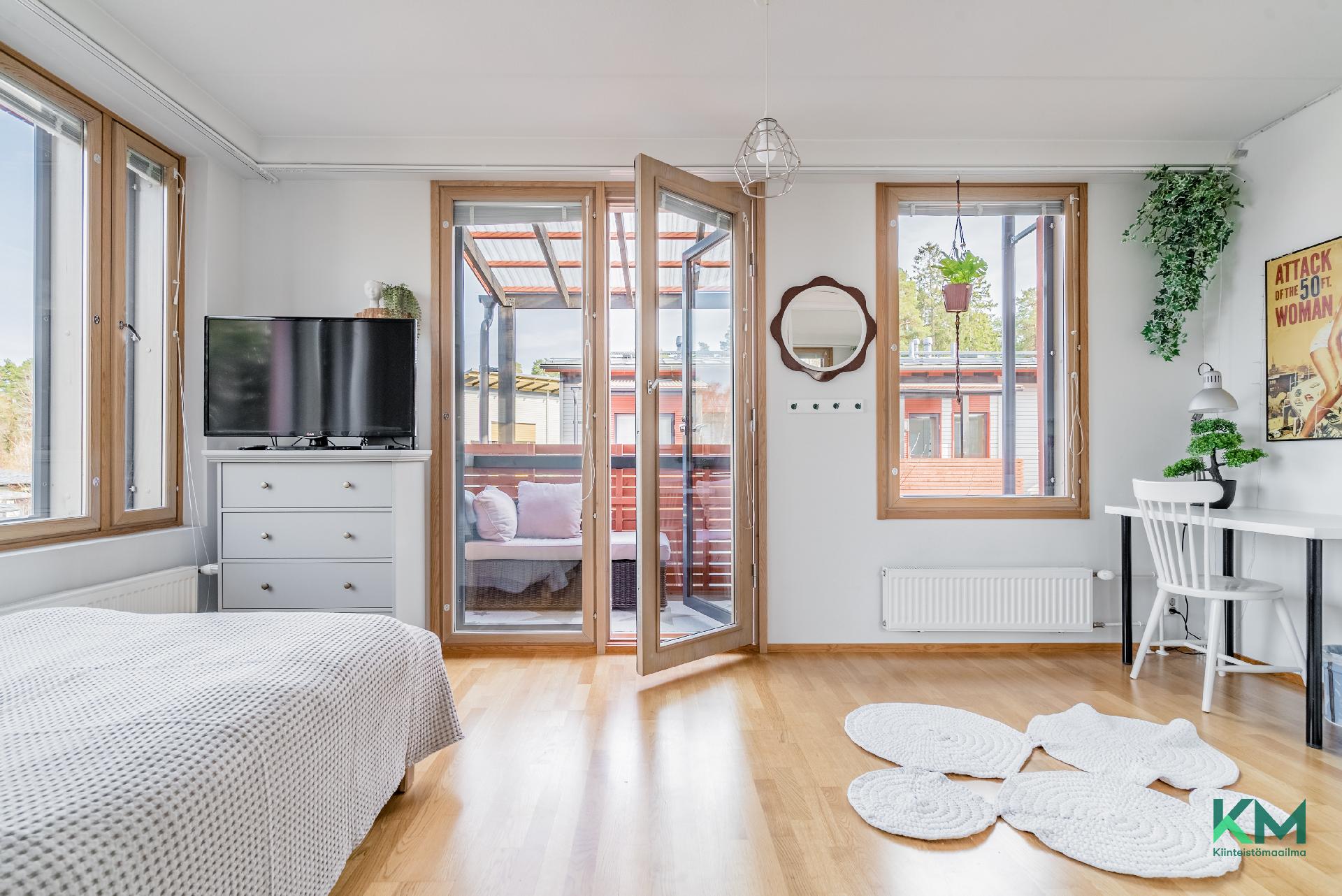 Yläkerroksen isompi makuuhuone