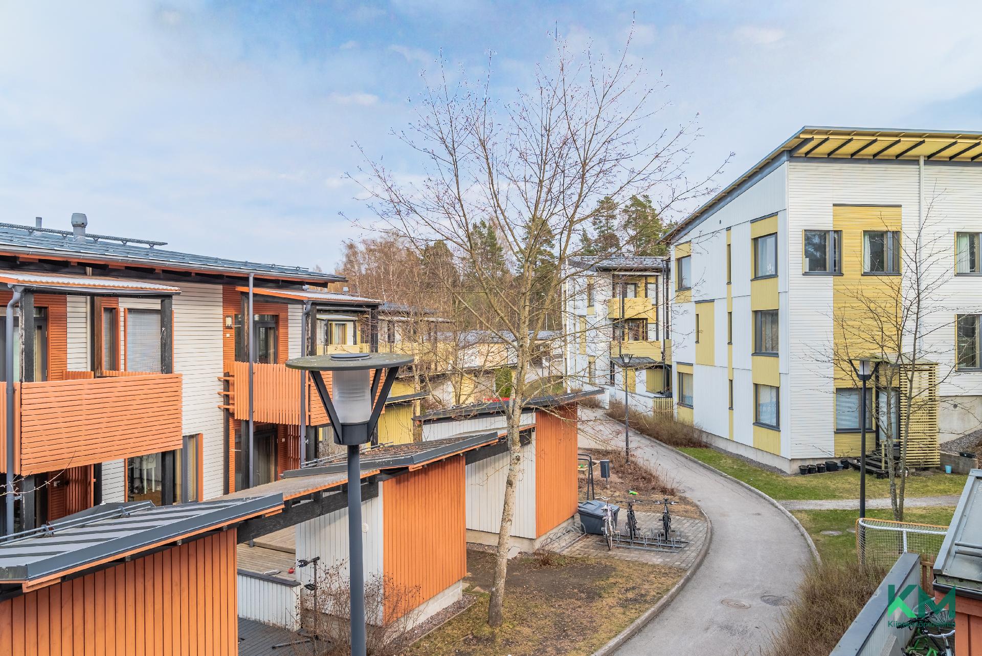 Näkymät taloyhtiön piha-alueelle