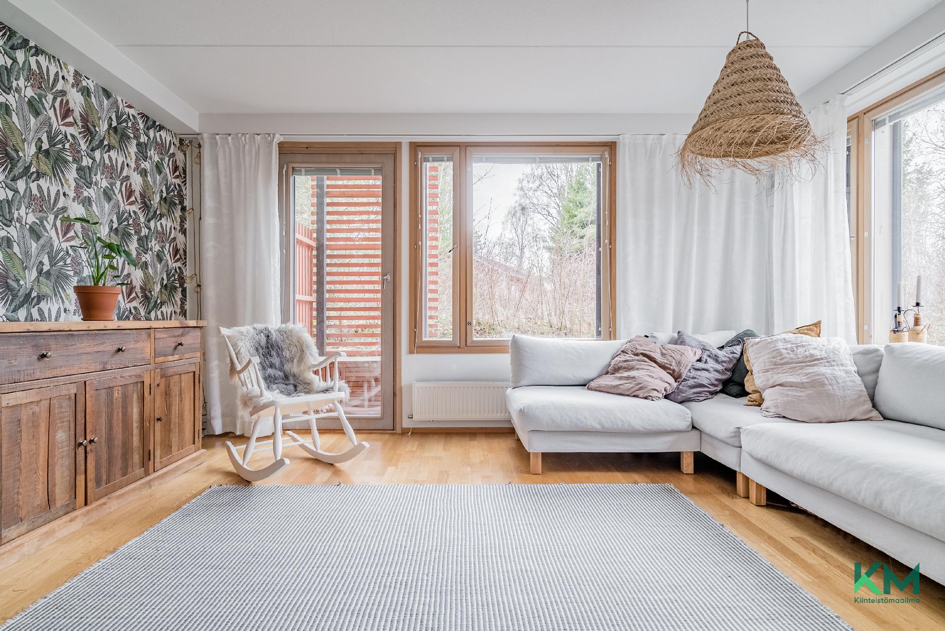 Valoisa olohuone alakerrassa