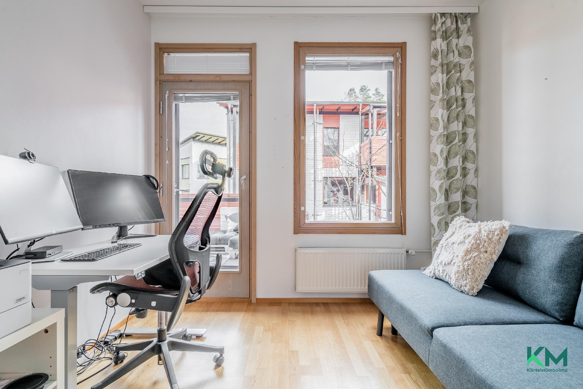 Työ-/makuuhuone 2. kerroksessa