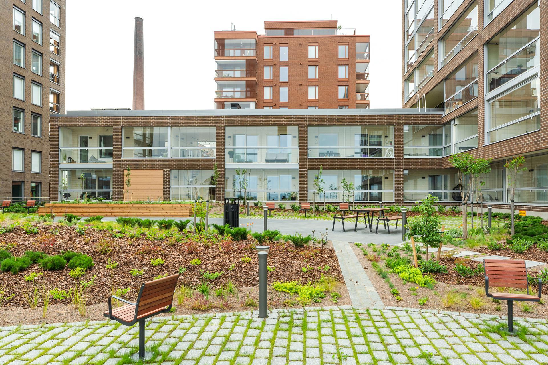 Julkisivu, järven puoli.